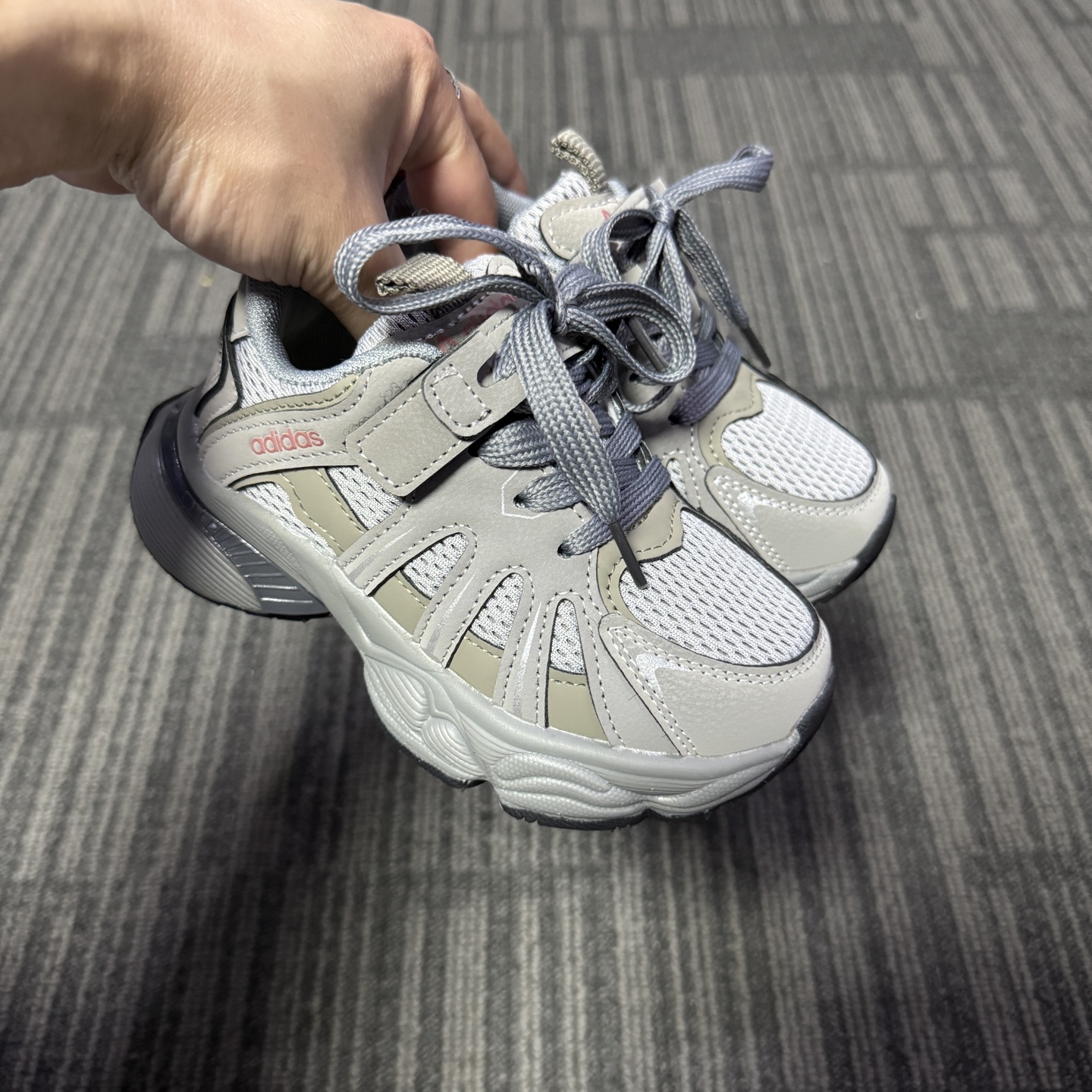 图片[6]-最新款Adidas老爹鞋（6色高品质家） 👟27-37 当经典三叶草碰上俏皮魔术贴一粘一扣都是宝贝自主搭配的小乐趣🤭不仅穿脱方便😍更是激发了宝贝们的无限创意与动手能力-选品中心