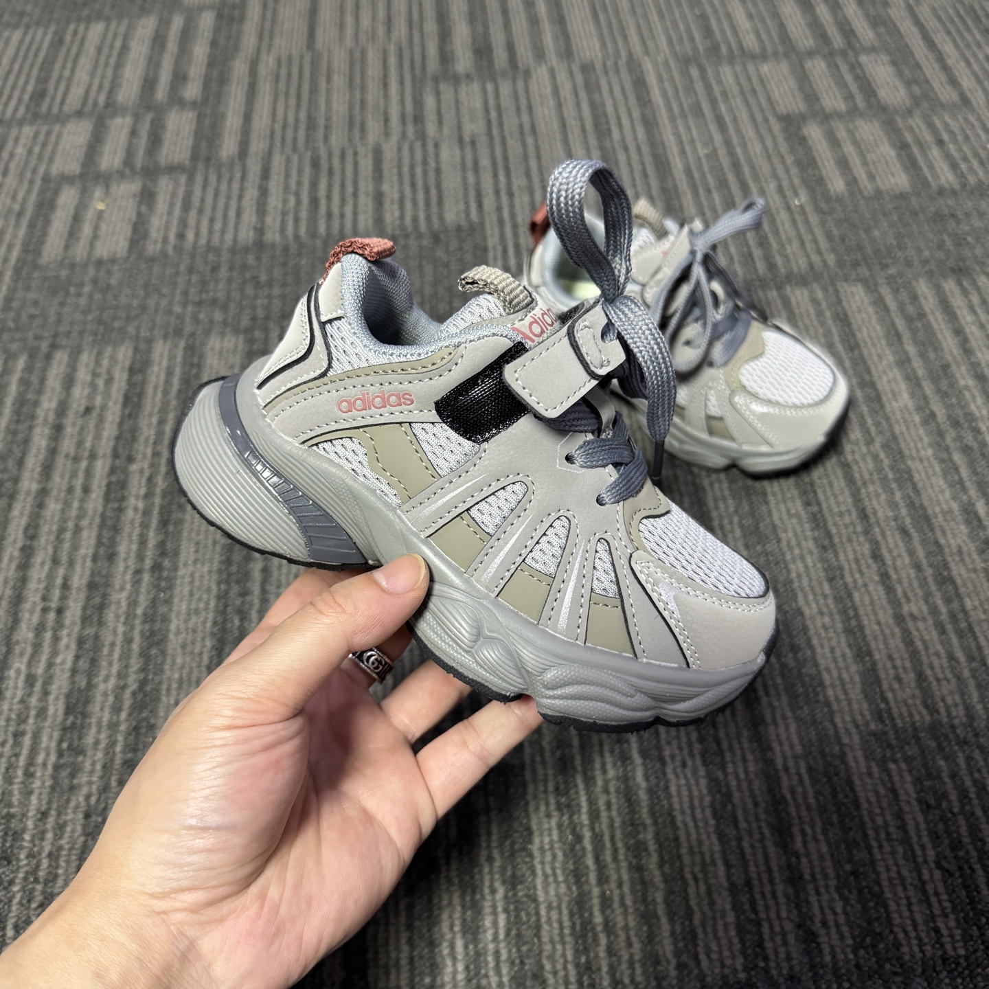 图片[4]-最新款Adidas老爹鞋（6色高品质家） 👟27-37 当经典三叶草碰上俏皮魔术贴一粘一扣都是宝贝自主搭配的小乐趣🤭不仅穿脱方便😍更是激发了宝贝们的无限创意与动手能力-选品中心