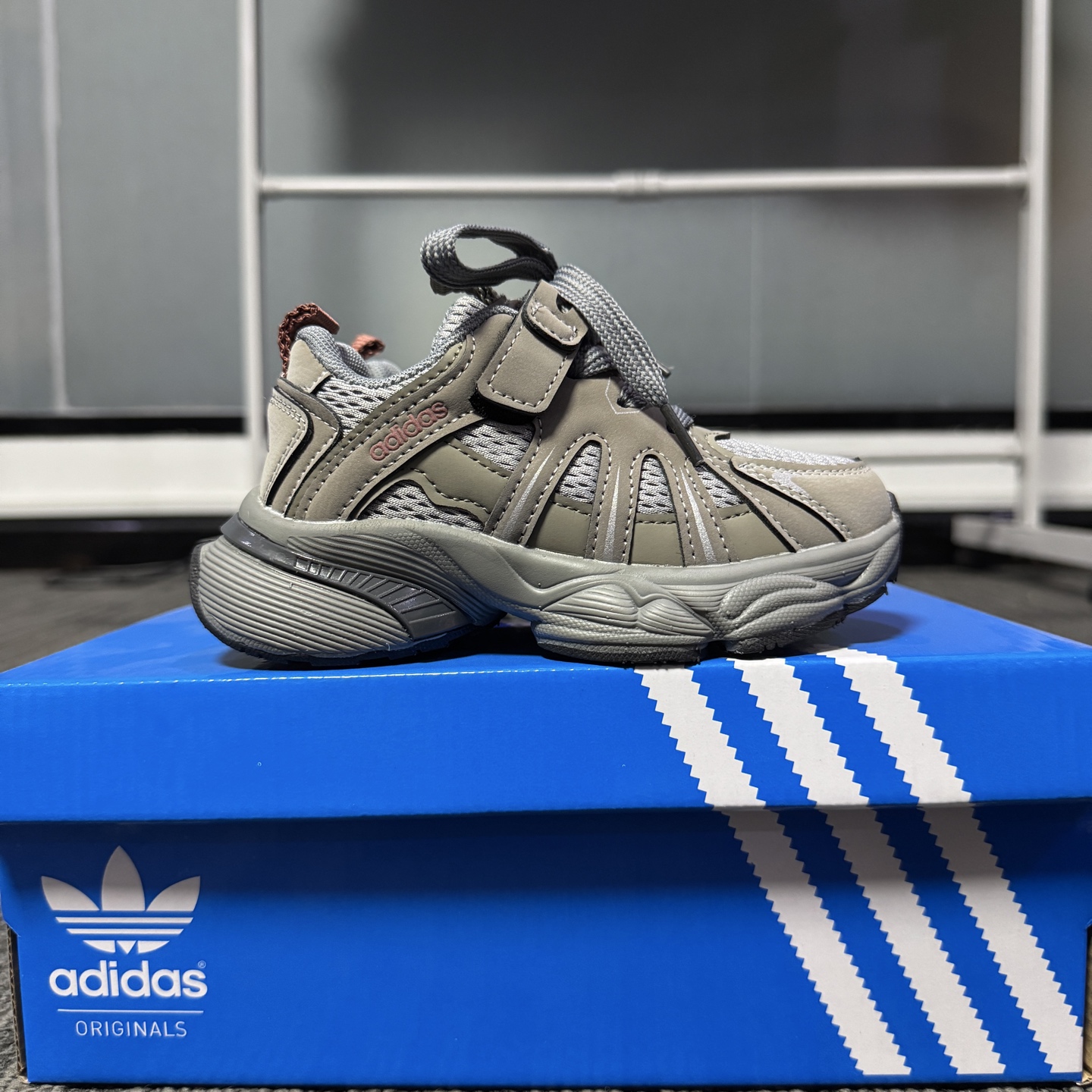 图片[9]-最新款Adidas老爹鞋（6色高品质家） 👟27-37 当经典三叶草碰上俏皮魔术贴一粘一扣都是宝贝自主搭配的小乐趣🤭不仅穿脱方便😍更是激发了宝贝们的无限创意与动手能力-选品中心