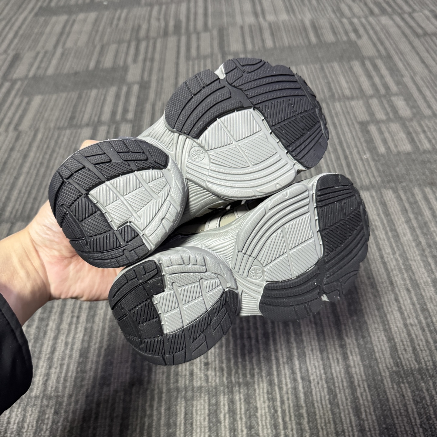 图片[8]-最新款Adidas老爹鞋（6色高品质家） 👟27-37 当经典三叶草碰上俏皮魔术贴一粘一扣都是宝贝自主搭配的小乐趣🤭不仅穿脱方便😍更是激发了宝贝们的无限创意与动手能力-选品中心