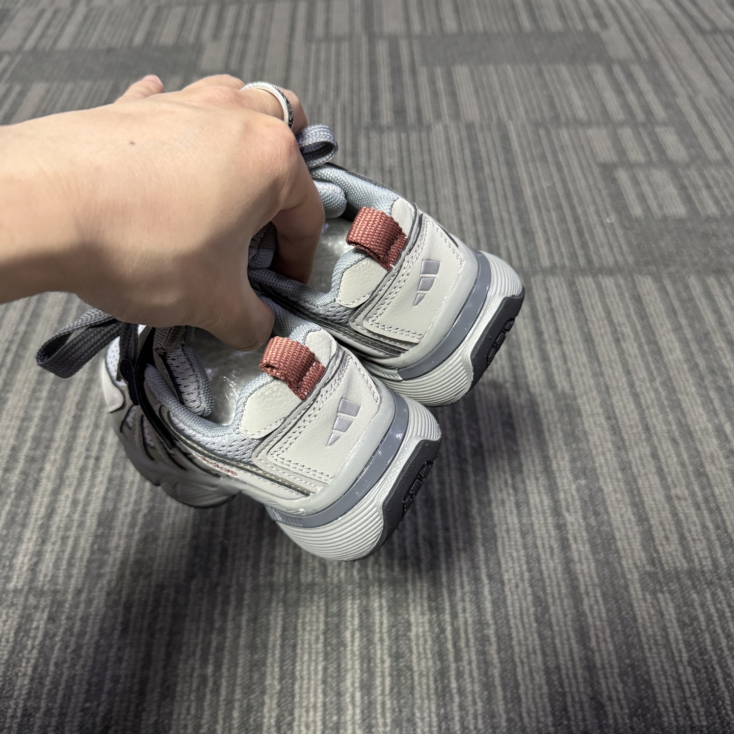 图片[7]-最新款Adidas老爹鞋（6色高品质家） 👟27-37 当经典三叶草碰上俏皮魔术贴一粘一扣都是宝贝自主搭配的小乐趣🤭不仅穿脱方便😍更是激发了宝贝们的无限创意与动手能力-选品中心