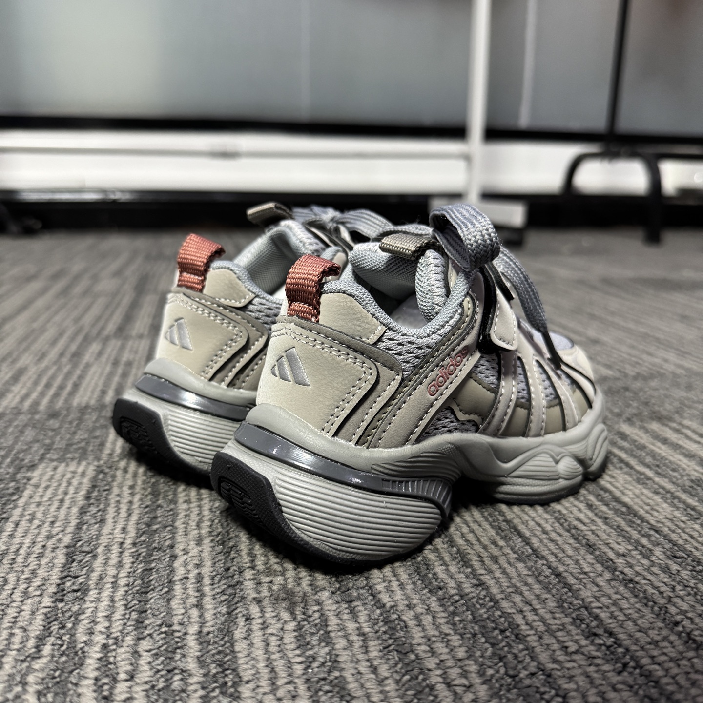 图片[3]-最新款Adidas老爹鞋（6色高品质家） 👟27-37 当经典三叶草碰上俏皮魔术贴一粘一扣都是宝贝自主搭配的小乐趣🤭不仅穿脱方便😍更是激发了宝贝们的无限创意与动手能力-选品中心