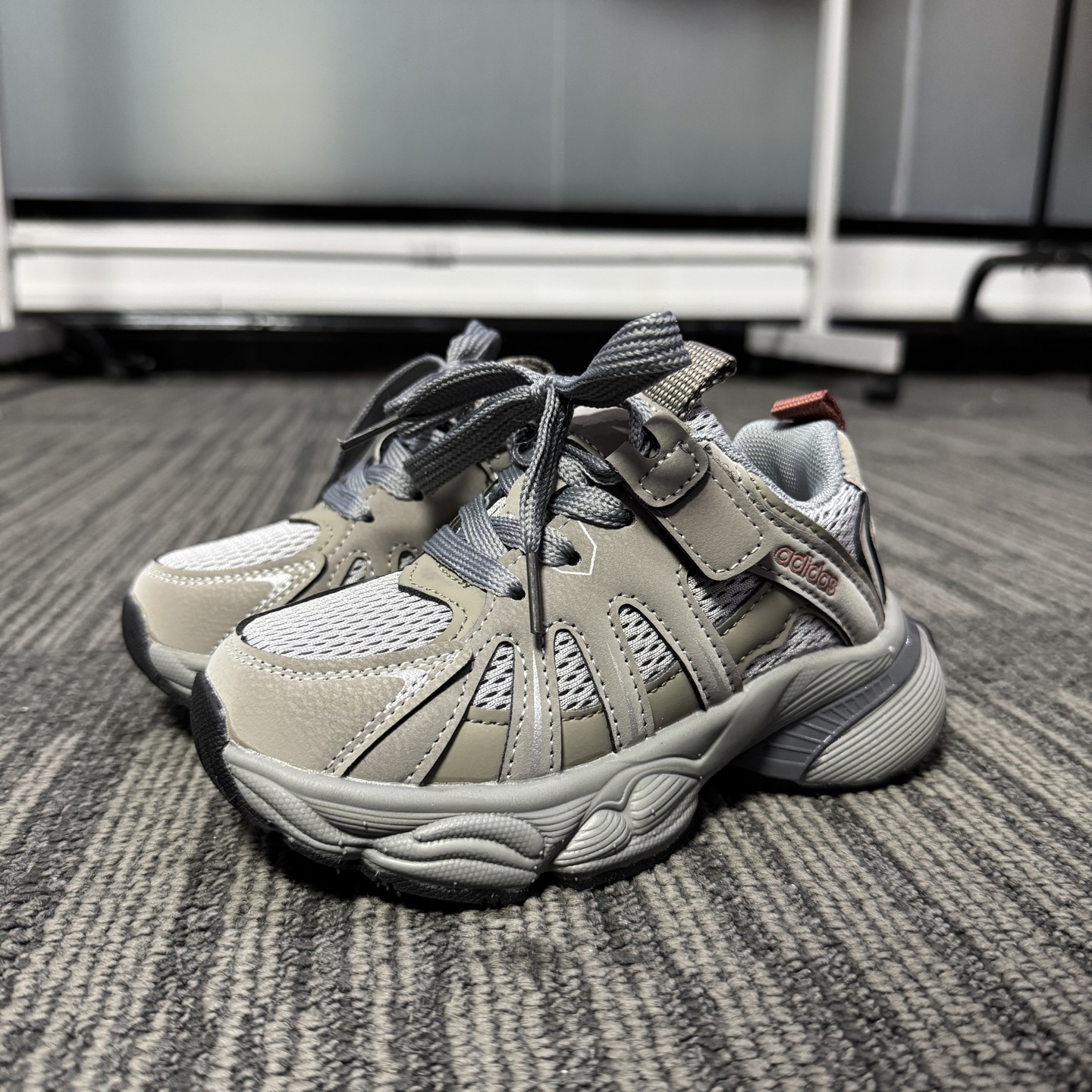 图片[2]-最新款Adidas老爹鞋（6色高品质家） 👟27-37 当经典三叶草碰上俏皮魔术贴一粘一扣都是宝贝自主搭配的小乐趣🤭不仅穿脱方便😍更是激发了宝贝们的无限创意与动手能力-选品中心