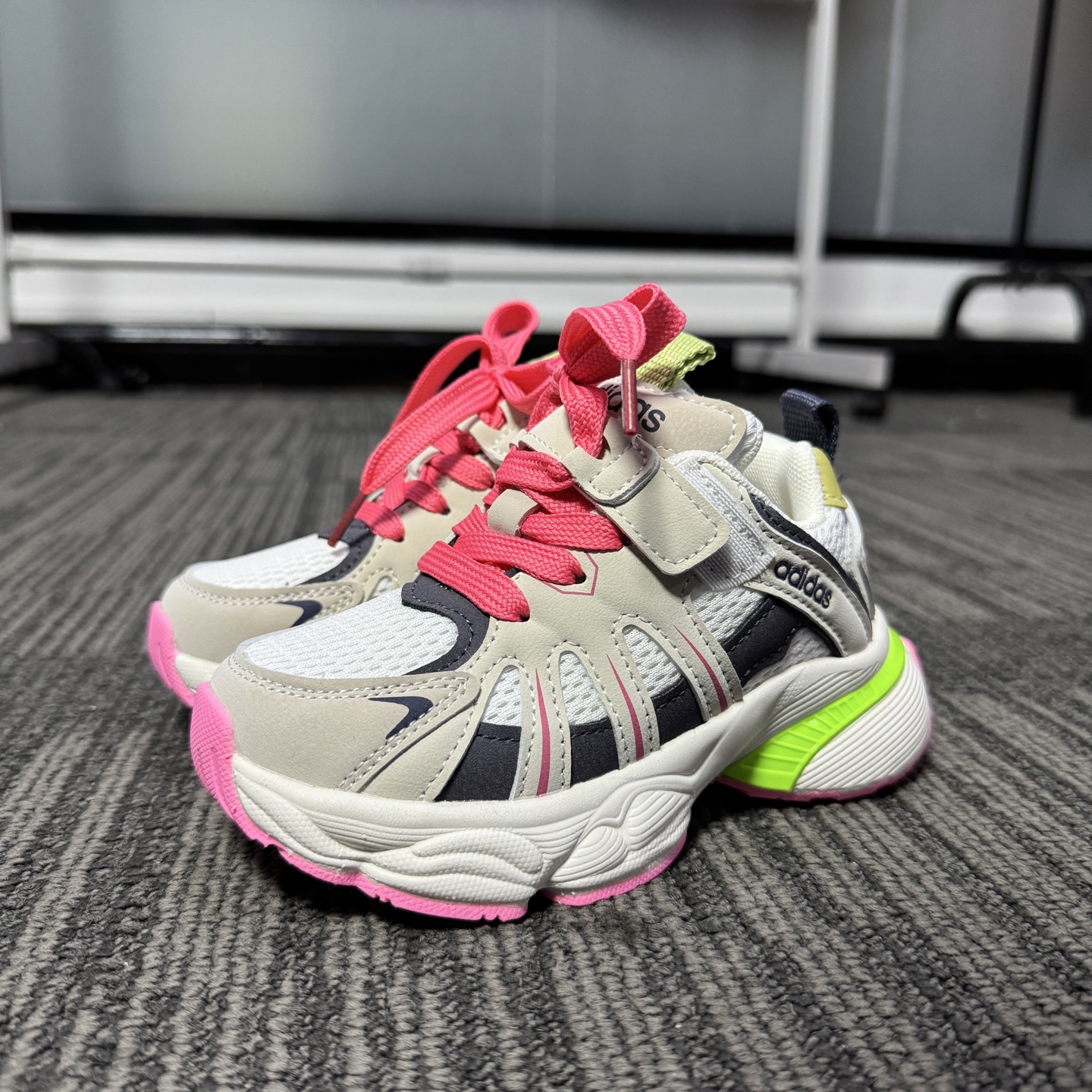 “Adidas Evolution: Classic Meets Beauty in Latest Collection” - 图片 2