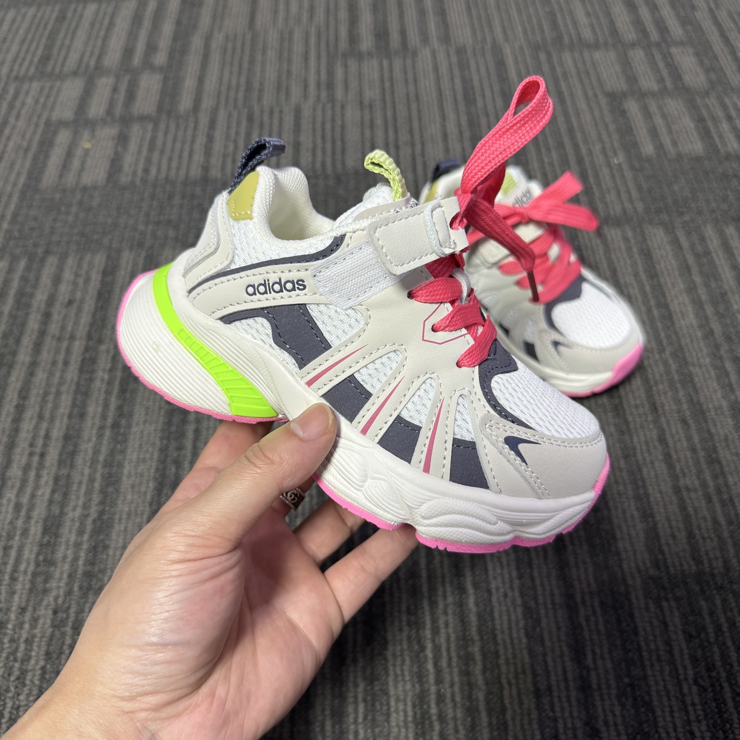 “Adidas Evolution: Classic Meets Beauty in Latest Collection” - 图片 4