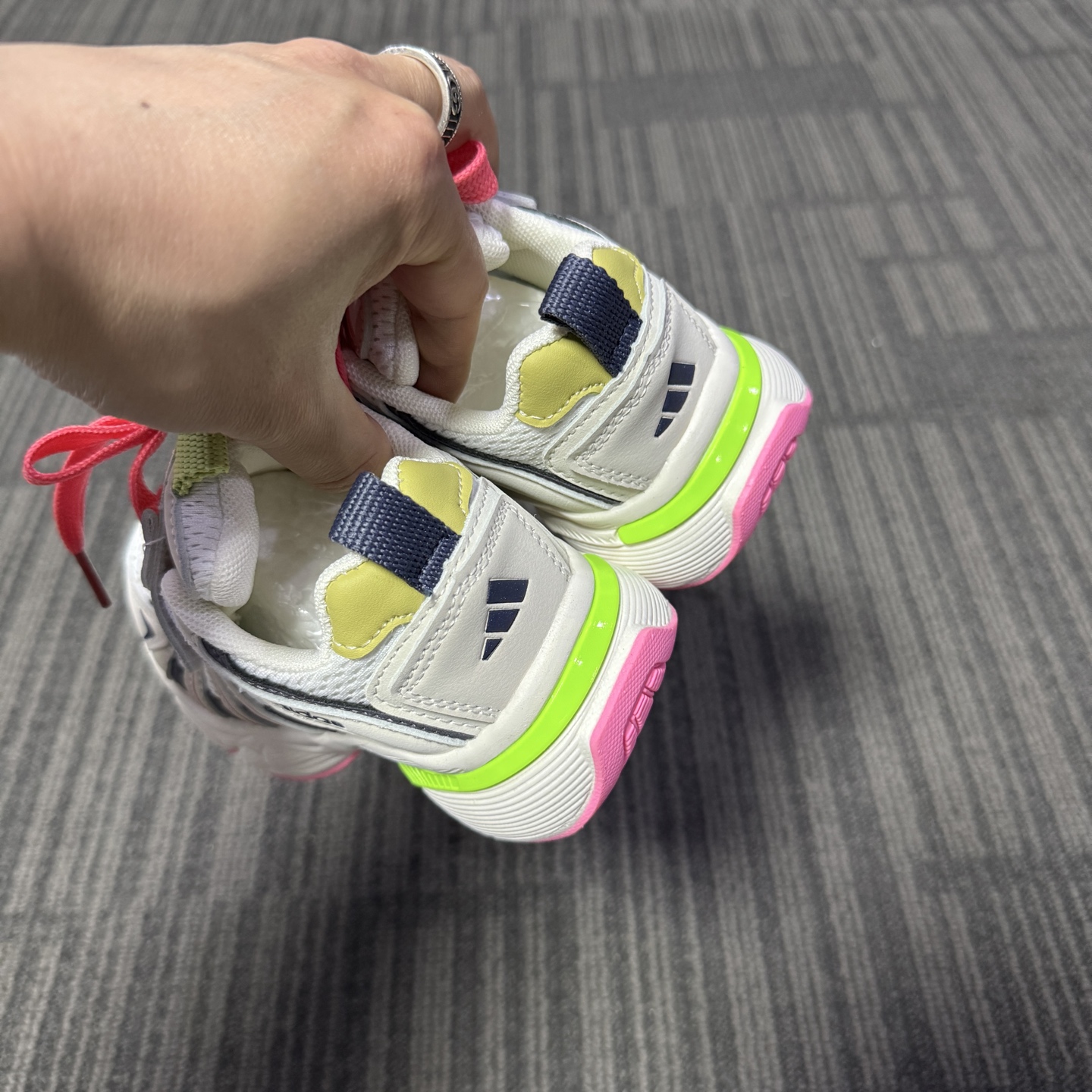 “Adidas Evolution: Classic Meets Beauty in Latest Collection” - 图片 7