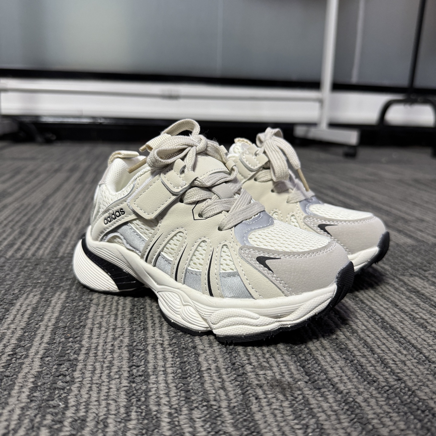 “Adidas: Classic Meets Beauty in Latest Collection” - 图片 1