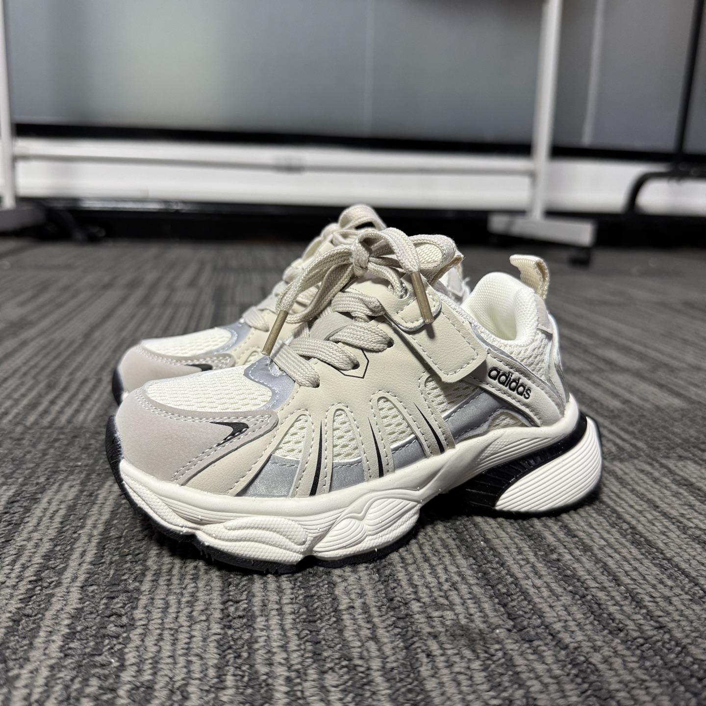 “Adidas: Classic Meets Beauty in Latest Collection” - 图片 2