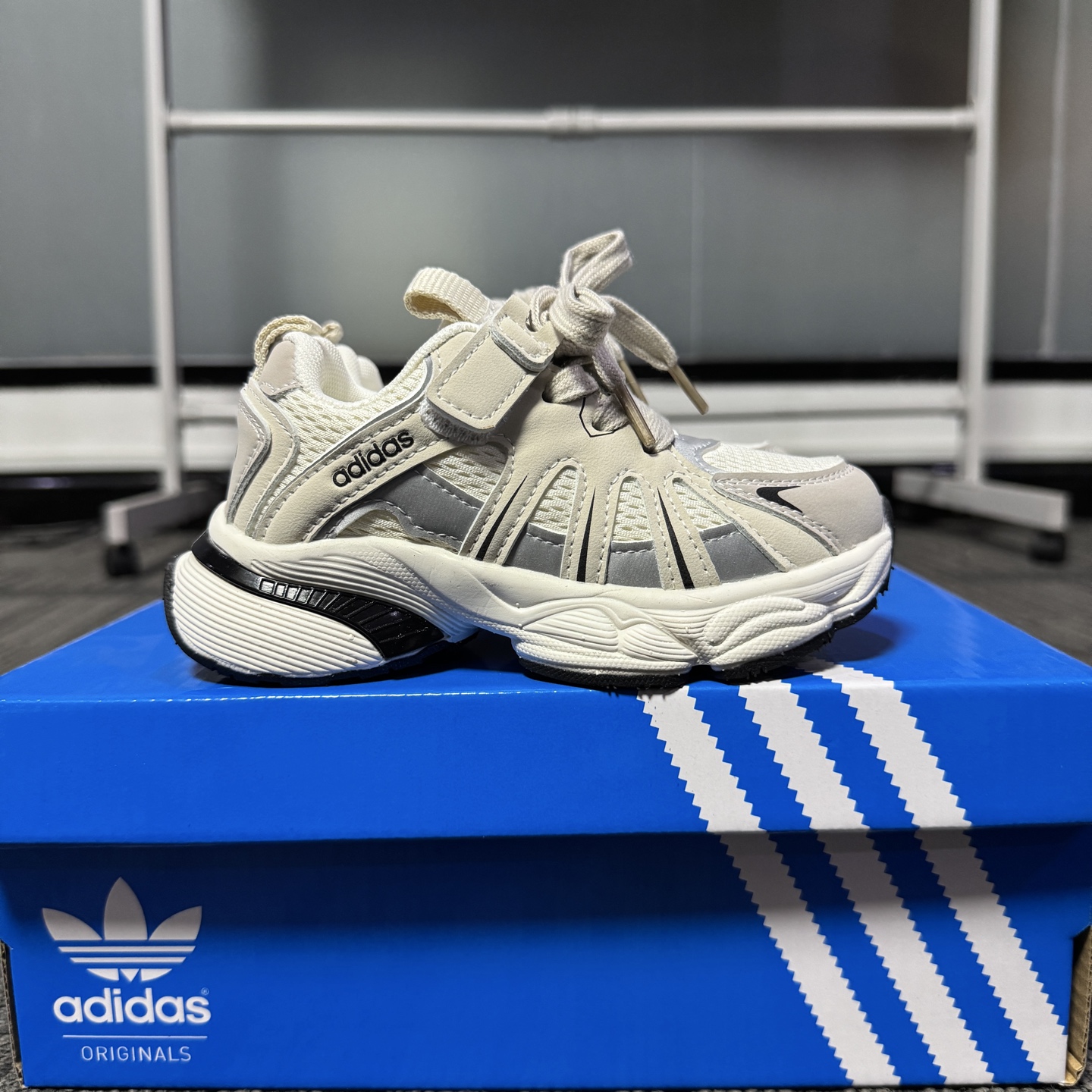 “Adidas: Classic Meets Beauty in Latest Collection” - 图片 9
