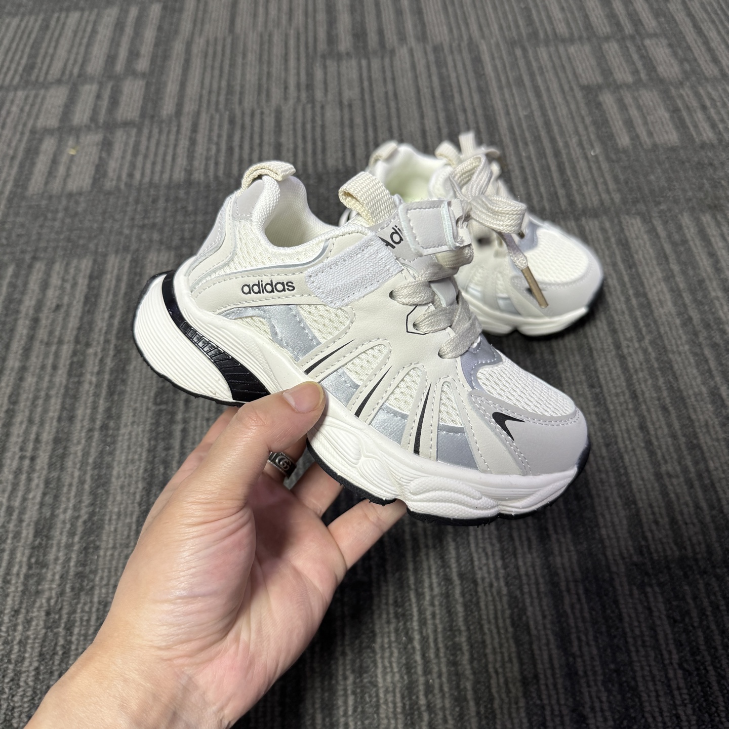 “Adidas: Classic Meets Beauty in Latest Collection” - 图片 4