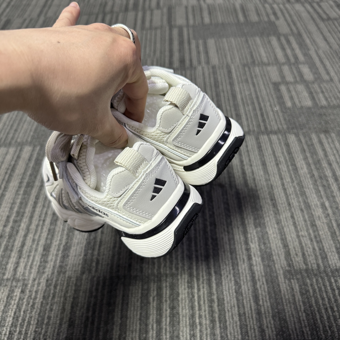 “Adidas: Classic Meets Beauty in Latest Collection” - 图片 7