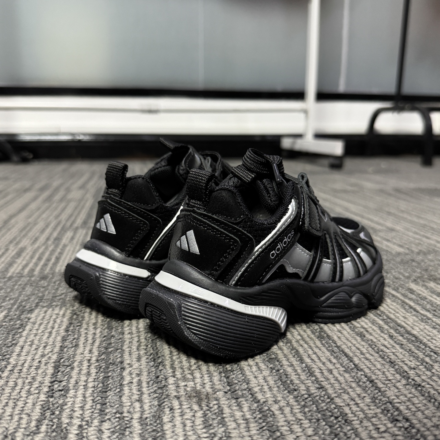 图片[3]-最新款Adidas老爹鞋（6色高品质家） 👟27-37 当经典三叶草碰上俏皮魔术贴一粘一扣都是宝贝自主搭配的小乐趣🤭不仅穿脱方便😍更是激发了宝贝们的无限创意与动手能力-选品中心