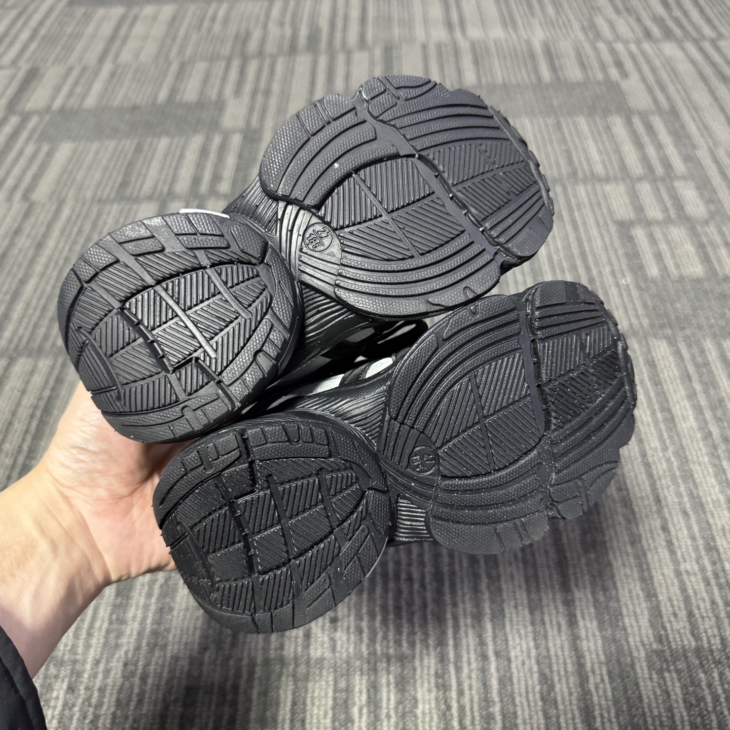 图片[8]-最新款Adidas老爹鞋（6色高品质家） 👟27-37 当经典三叶草碰上俏皮魔术贴一粘一扣都是宝贝自主搭配的小乐趣🤭不仅穿脱方便😍更是激发了宝贝们的无限创意与动手能力-选品中心