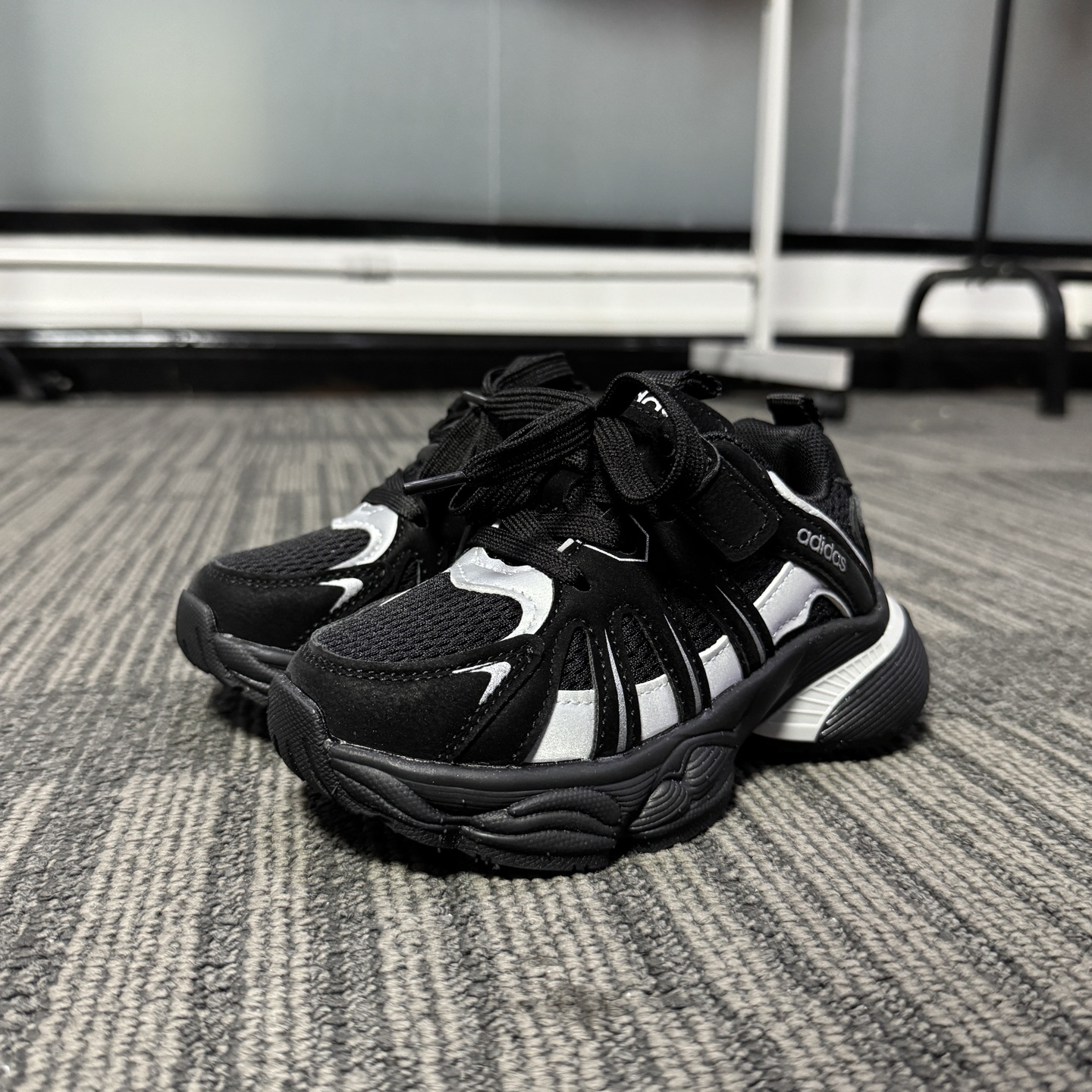 图片[2]-最新款Adidas老爹鞋（6色高品质家） 👟27-37 当经典三叶草碰上俏皮魔术贴一粘一扣都是宝贝自主搭配的小乐趣🤭不仅穿脱方便😍更是激发了宝贝们的无限创意与动手能力-选品中心