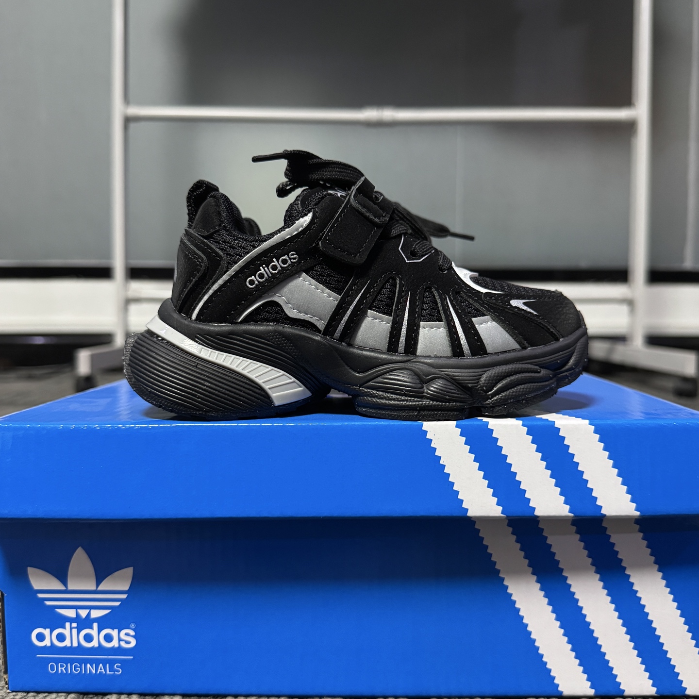 图片[9]-最新款Adidas老爹鞋（6色高品质家） 👟27-37 当经典三叶草碰上俏皮魔术贴一粘一扣都是宝贝自主搭配的小乐趣🤭不仅穿脱方便😍更是激发了宝贝们的无限创意与动手能力-选品中心