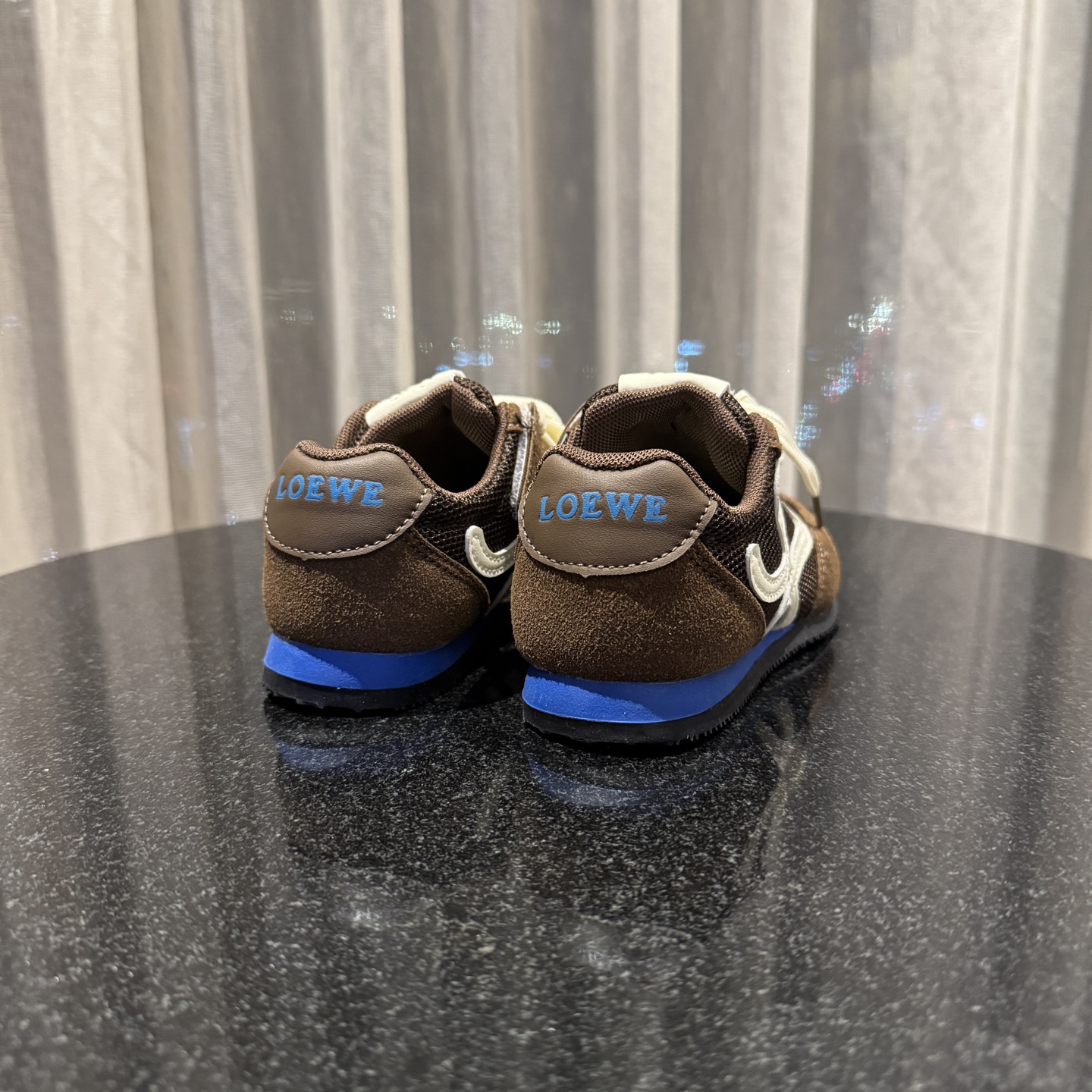 图片[3]-‼️‼️‼️ LOEWE罗意威 尺码：27-37码 经典系列🆕 优质网面拼接，质感满满💯 低帮款式 透气又舒适☁️ 魔术贴设计，穿脱超方便✔️-选品中心