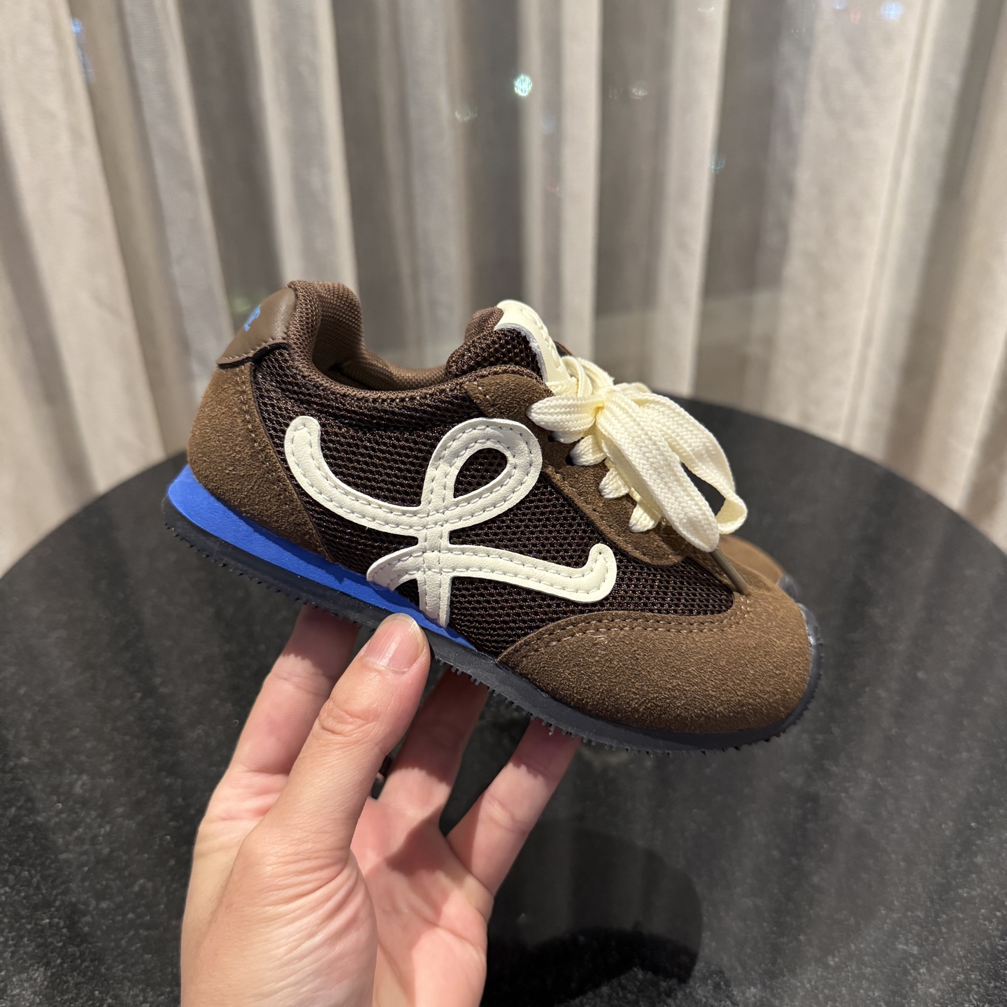 图片[4]-‼️‼️‼️ LOEWE罗意威 尺码：27-37码 经典系列🆕 优质网面拼接，质感满满💯 低帮款式 透气又舒适☁️ 魔术贴设计，穿脱超方便✔️-选品中心