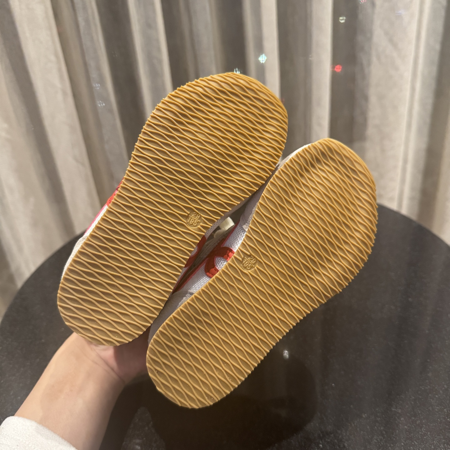 图片[8]-‼️‼️‼️ LOEWE罗意威 尺码：27-37码 经典系列🆕 优质网面拼接，质感满满💯 低帮款式 透气又舒适☁️ 魔术贴设计，穿脱超方便✔️-选品中心