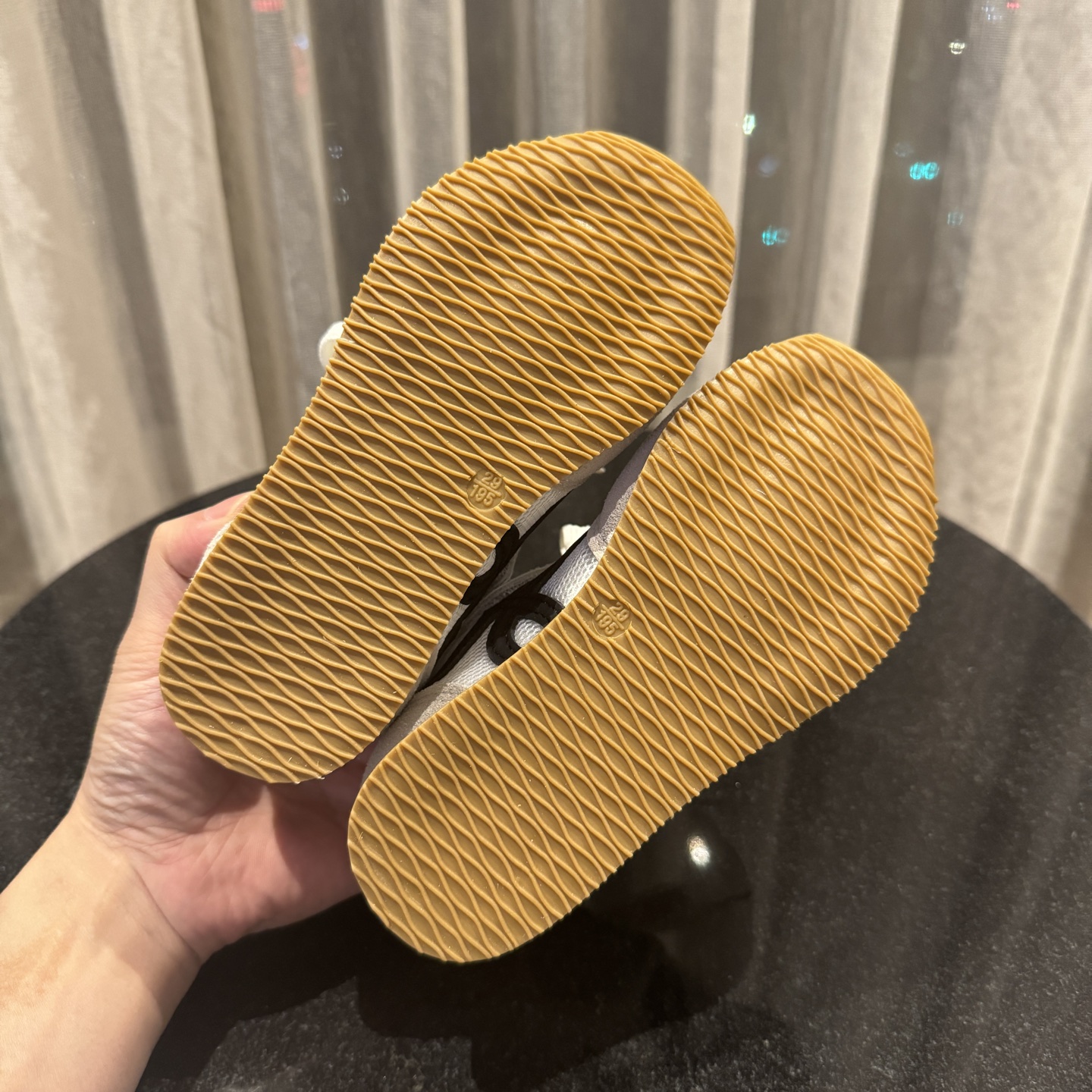 图片[8]-‼️‼️‼️ LOEWE罗意威 尺码：27-37码 经典系列🆕 优质网面拼接，质感满满💯 低帮款式 透气又舒适☁️ 魔术贴设计，穿脱超方便✔️-选品中心