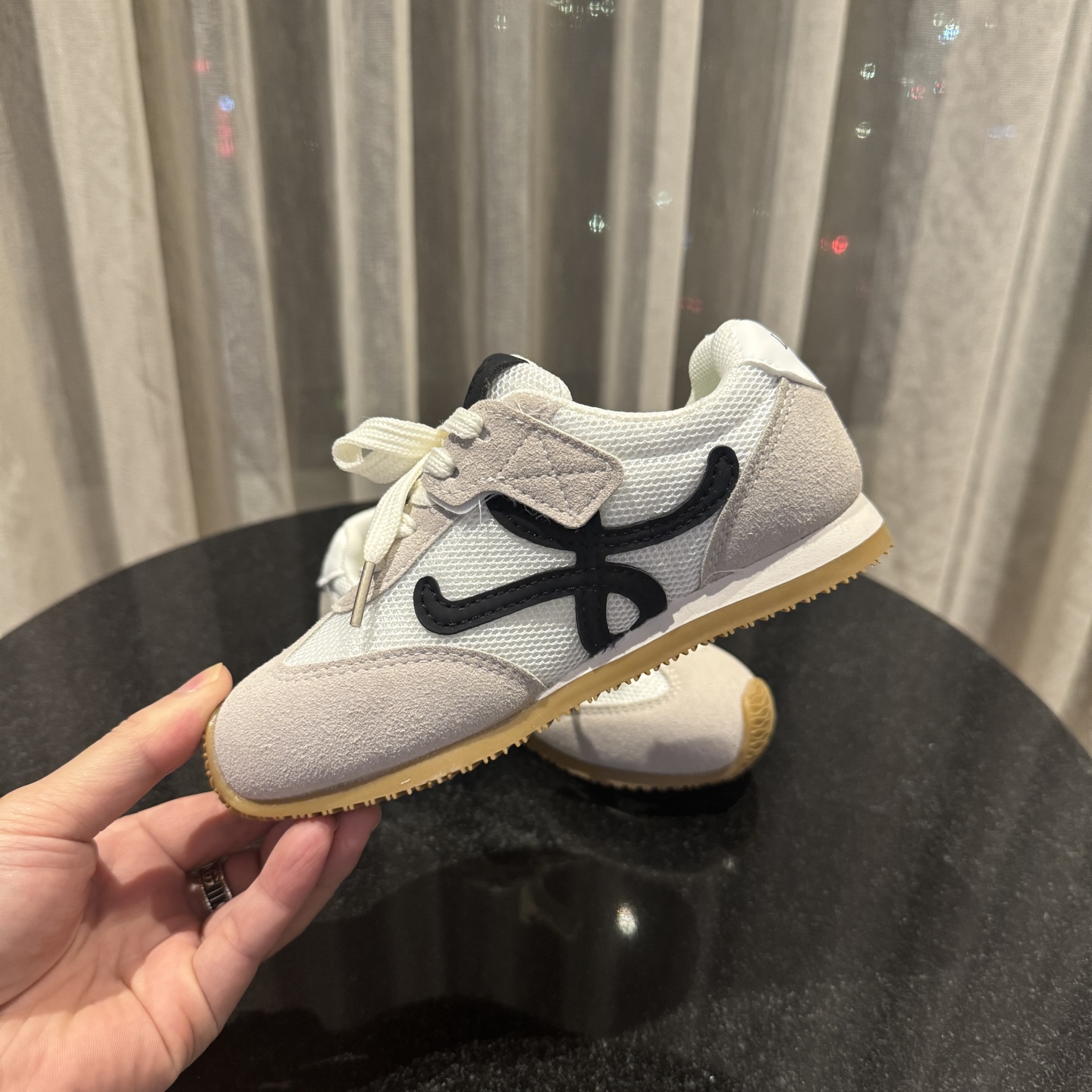 图片[6]-‼️‼️‼️ LOEWE罗意威 尺码：27-37码 经典系列🆕 优质网面拼接，质感满满💯 低帮款式 透气又舒适☁️ 魔术贴设计，穿脱超方便✔️-选品中心