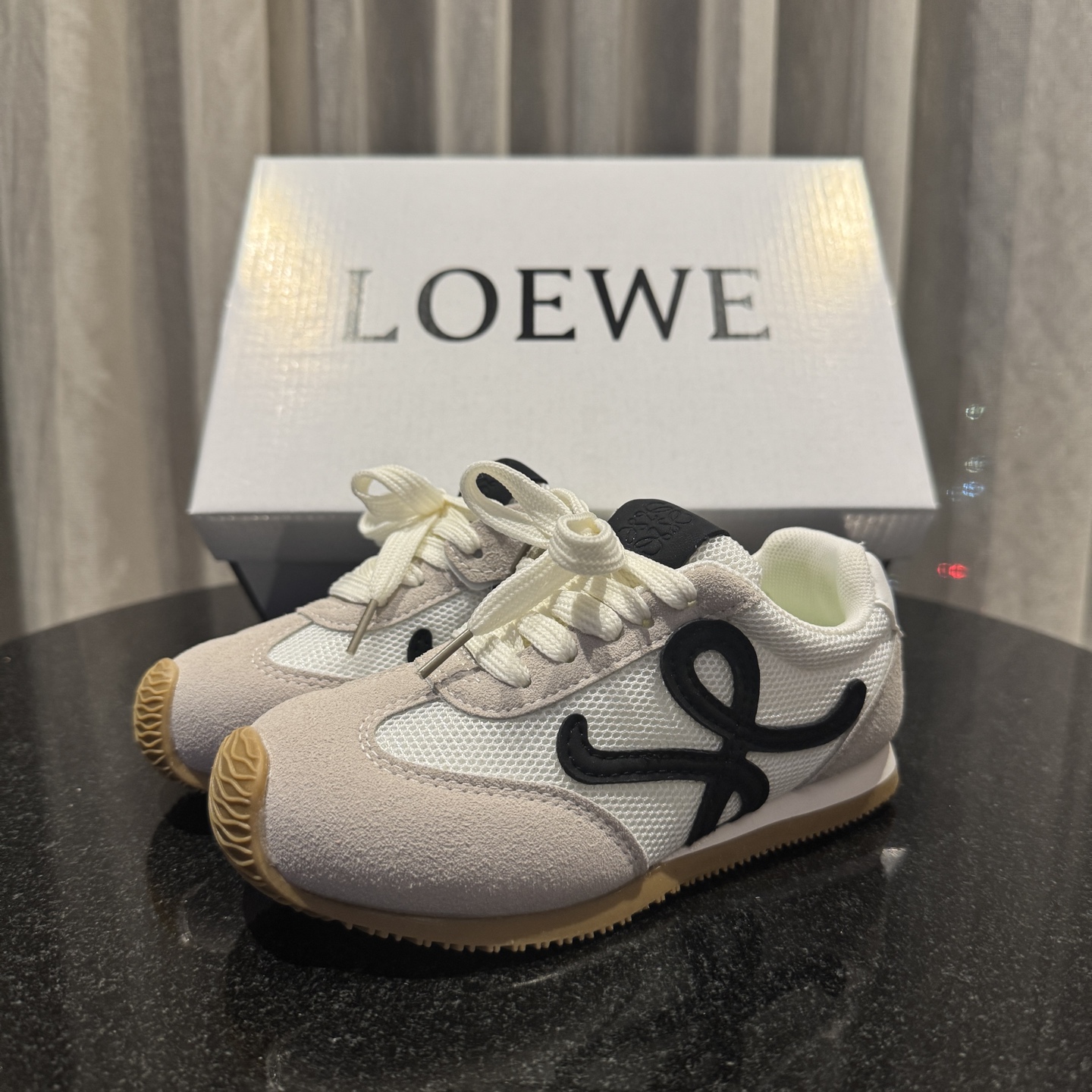 图片[9]-‼️‼️‼️ LOEWE罗意威 尺码：27-37码 经典系列🆕 优质网面拼接，质感满满💯 低帮款式 透气又舒适☁️ 魔术贴设计，穿脱超方便✔️-选品中心