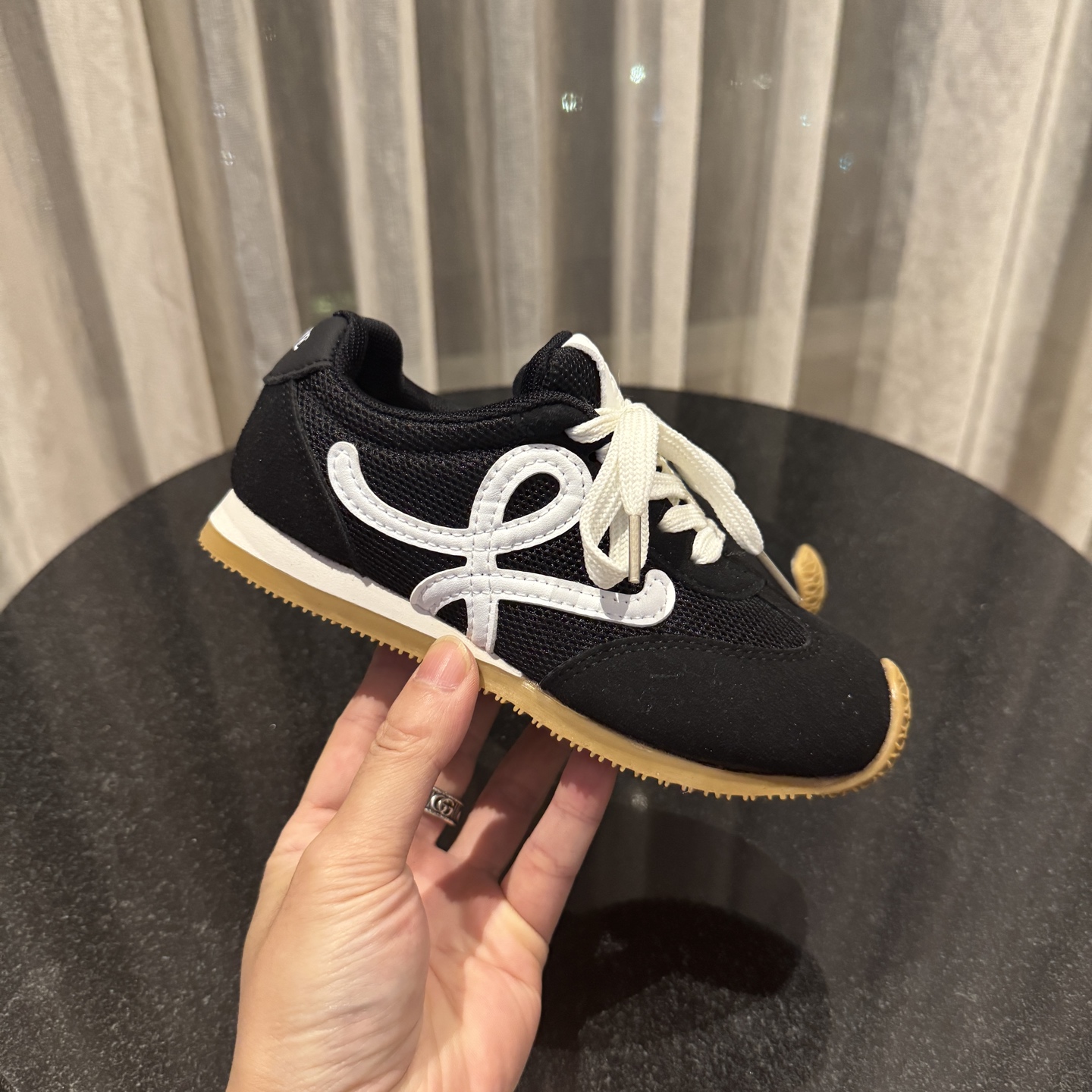 图片[4]-‼️‼️‼️ LOEWE罗意威 尺码：27-37码 经典系列🆕 优质网面拼接，质感满满💯 低帮款式 透气又舒适☁️ 魔术贴设计，穿脱超方便✔️-选品中心