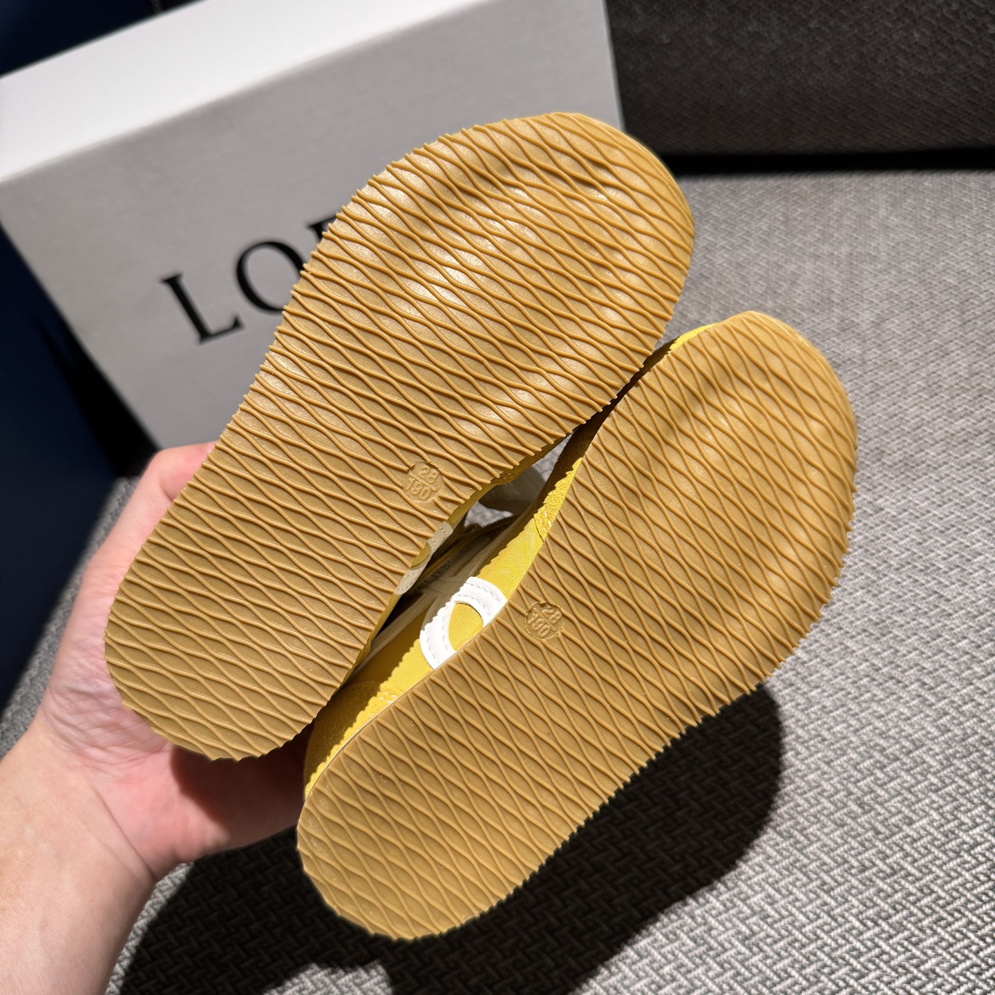 图片[8]-‼️‼️‼️ LOEWE罗意威 双色联名款（隐形魔术贴） 尺码：27-37码 经典系列🆕 优质尼龙拼接，质感满满💯 低帮款式 透气又舒适☁️ 魔术贴设计，穿脱超方便✔️-选品中心