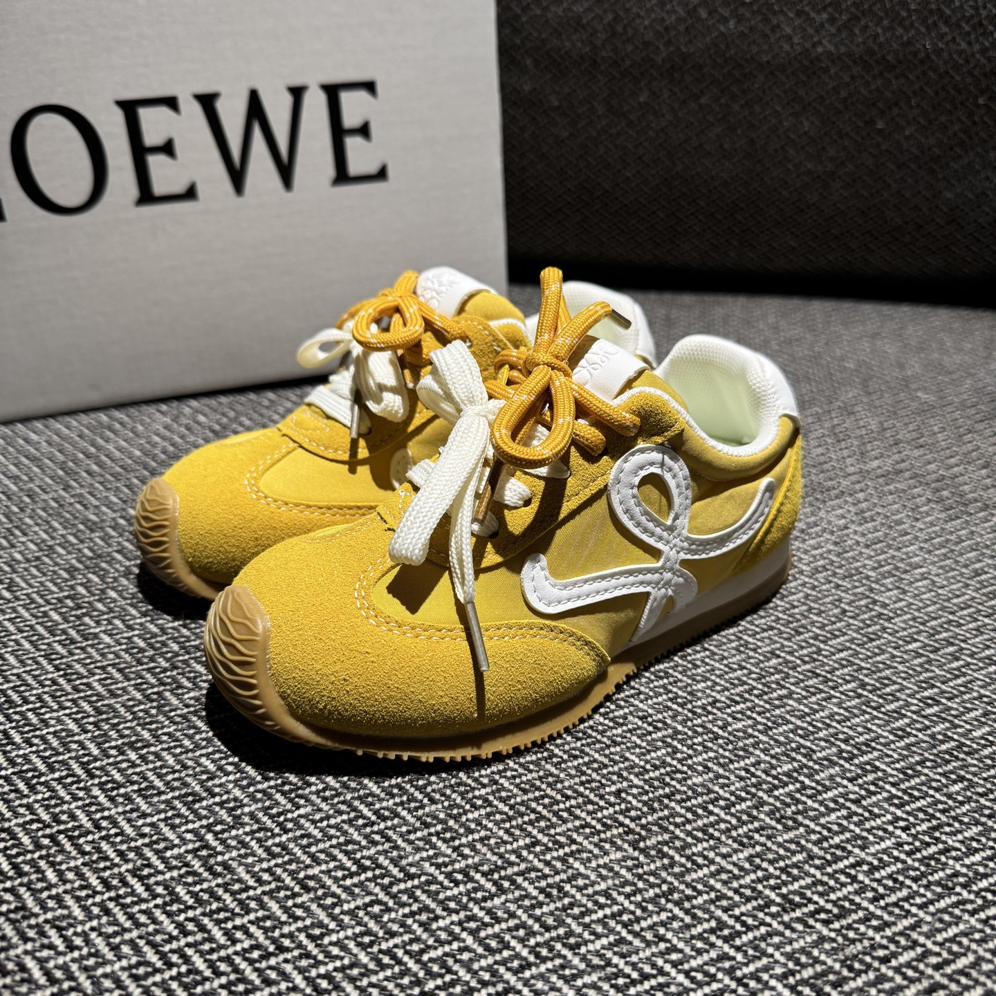 图片[2]-‼️‼️‼️ LOEWE罗意威 双色联名款（隐形魔术贴） 尺码：27-37码 经典系列🆕 优质尼龙拼接，质感满满💯 低帮款式 透气又舒适☁️ 魔术贴设计，穿脱超方便✔️-选品中心