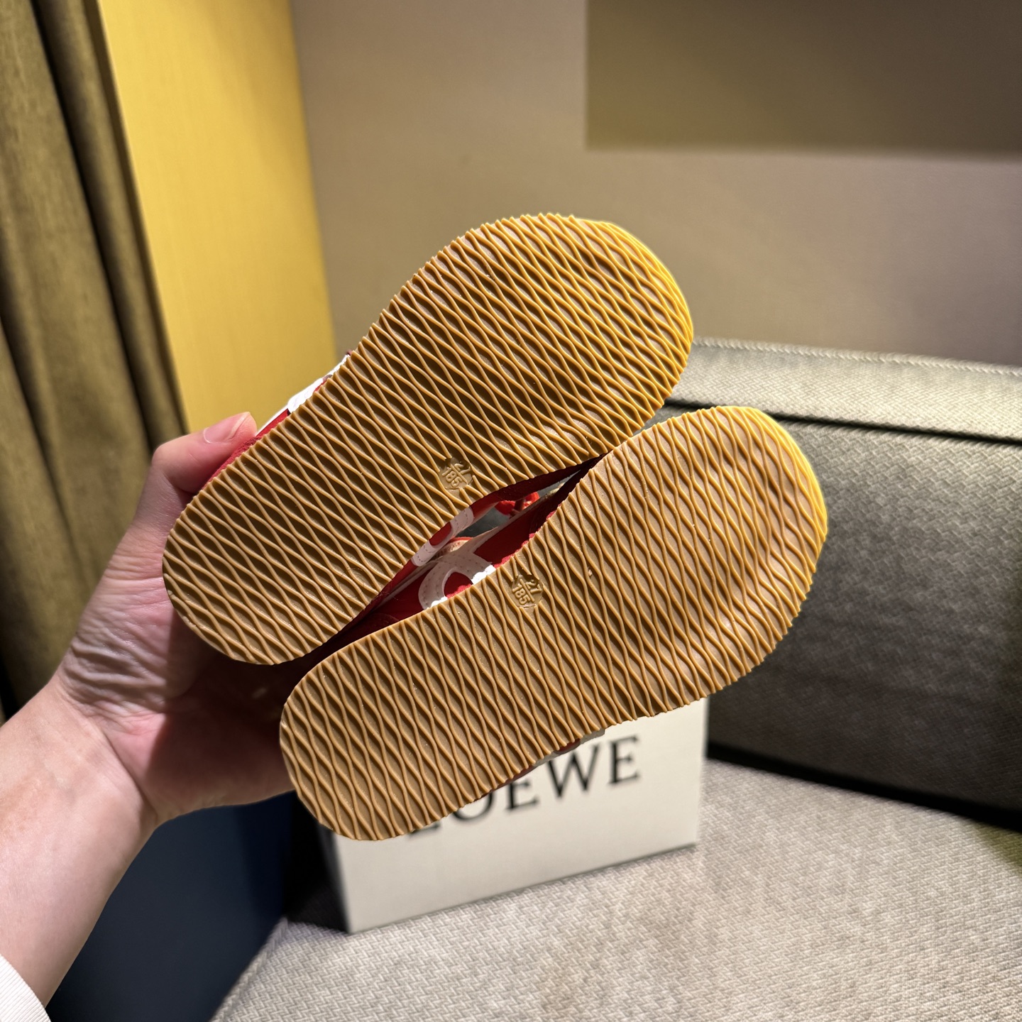 图片[8]-‼️‼️‼️ LOEWE罗意威 双色联名款（隐形魔术贴） 尺码：27-37码 经典系列🆕 优质尼龙拼接，质感满满💯 低帮款式 透气又舒适☁️ 魔术贴设计，穿脱超方便✔️-选品中心