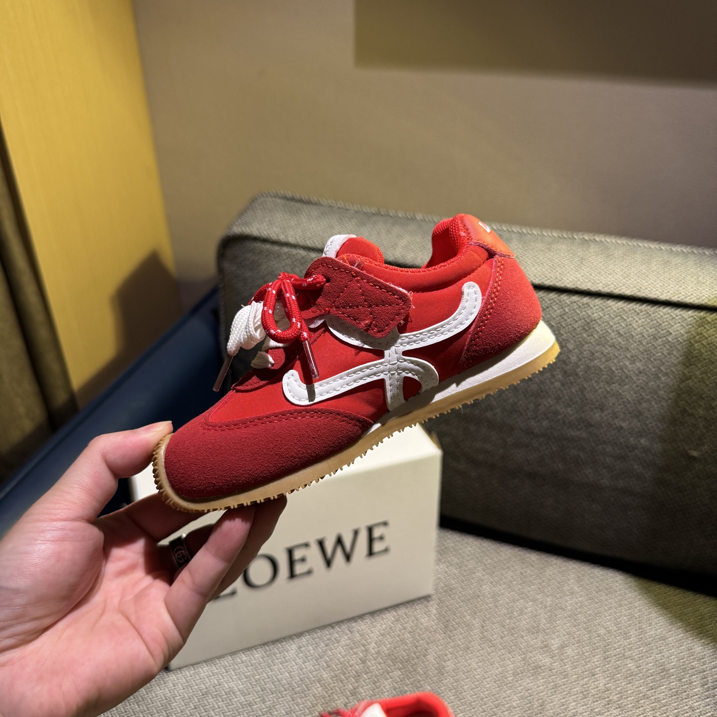 图片[6]-‼️‼️‼️ LOEWE罗意威 双色联名款（隐形魔术贴） 尺码：27-37码 经典系列🆕 优质尼龙拼接，质感满满💯 低帮款式 透气又舒适☁️ 魔术贴设计，穿脱超方便✔️-选品中心