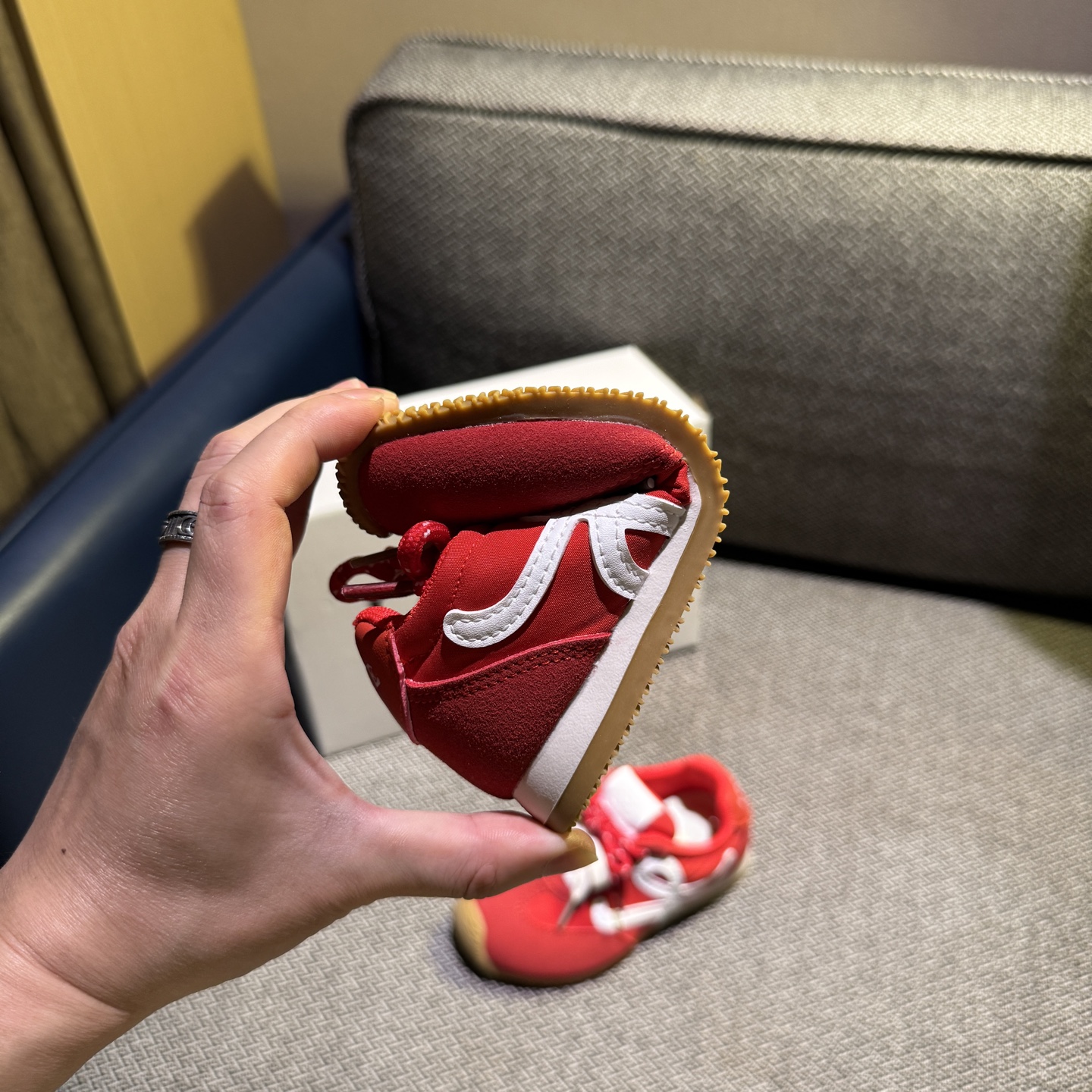 图片[7]-‼️‼️‼️ LOEWE罗意威 双色联名款（隐形魔术贴） 尺码：27-37码 经典系列🆕 优质尼龙拼接，质感满满💯 低帮款式 透气又舒适☁️ 魔术贴设计，穿脱超方便✔️-选品中心