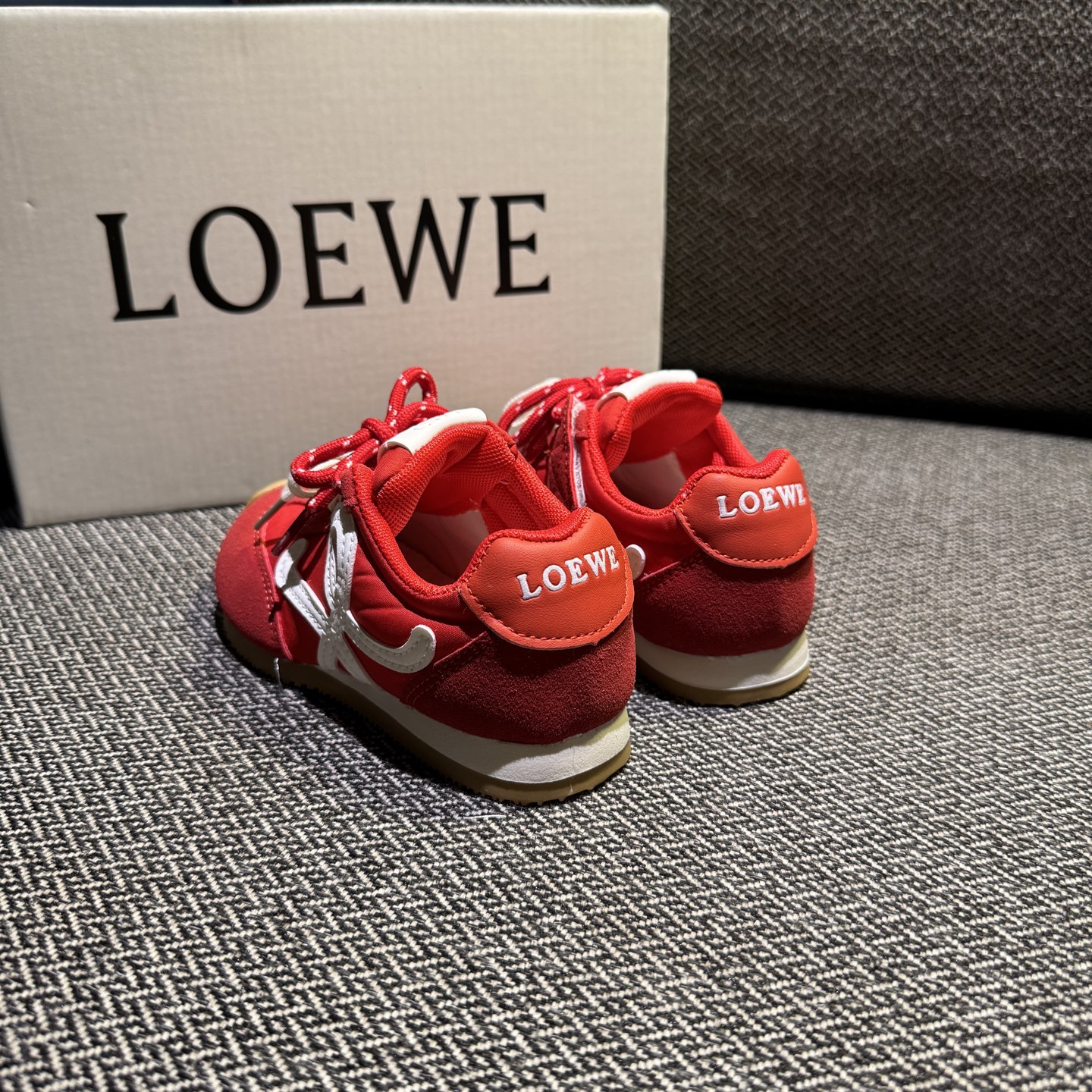 图片[3]-‼️‼️‼️ LOEWE罗意威 双色联名款（隐形魔术贴） 尺码：27-37码 经典系列🆕 优质尼龙拼接，质感满满💯 低帮款式 透气又舒适☁️ 魔术贴设计，穿脱超方便✔️-选品中心