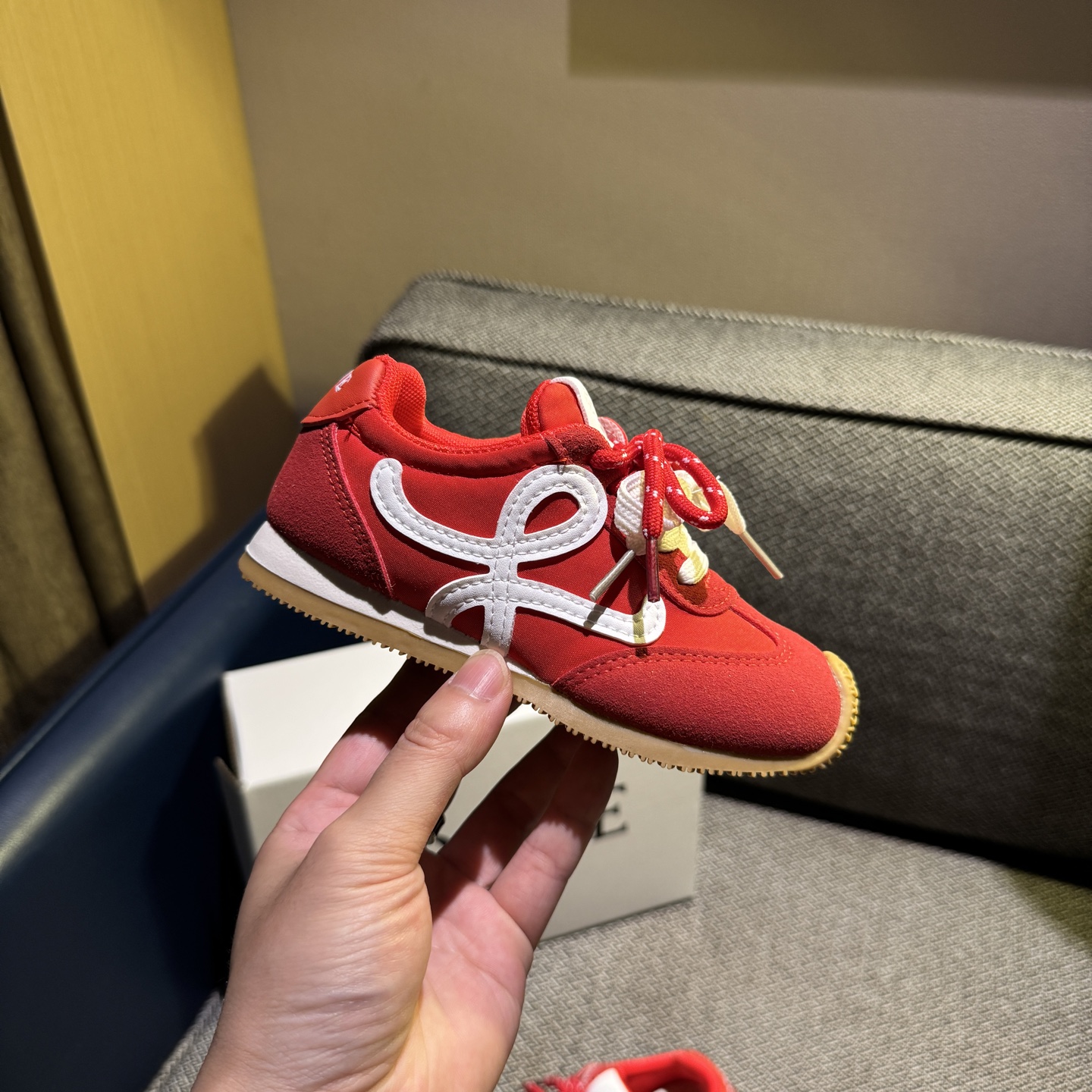 图片[4]-‼️‼️‼️ LOEWE罗意威 双色联名款（隐形魔术贴） 尺码：27-37码 经典系列🆕 优质尼龙拼接，质感满满💯 低帮款式 透气又舒适☁️ 魔术贴设计，穿脱超方便✔️-选品中心