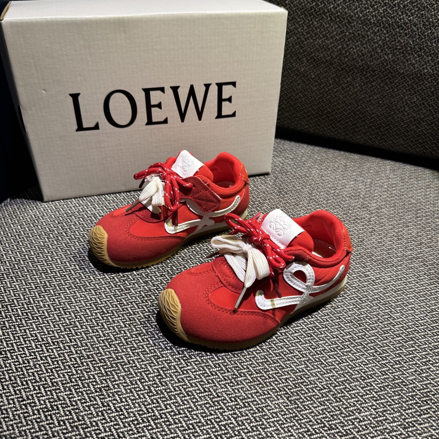 图片[2]-‼️‼️‼️ LOEWE罗意威 双色联名款（隐形魔术贴） 尺码：27-37码 经典系列🆕 优质尼龙拼接，质感满满💯 低帮款式 透气又舒适☁️ 魔术贴设计，穿脱超方便✔️-选品中心