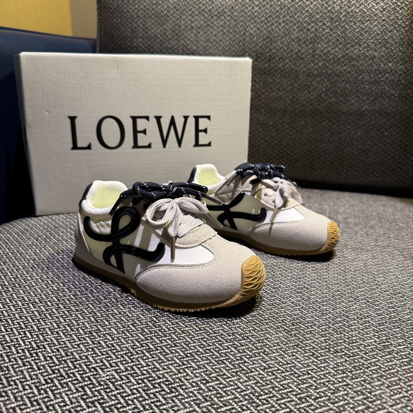 ‼️‼️‼️ LOEWE罗意威 双色联名款（隐形魔术贴） 尺码：27-37码 经典系列🆕 优质尼龙拼接，质感满满💯 低帮款式 透气又舒适☁️ 魔术贴设计，穿脱超方便✔️-选品中心