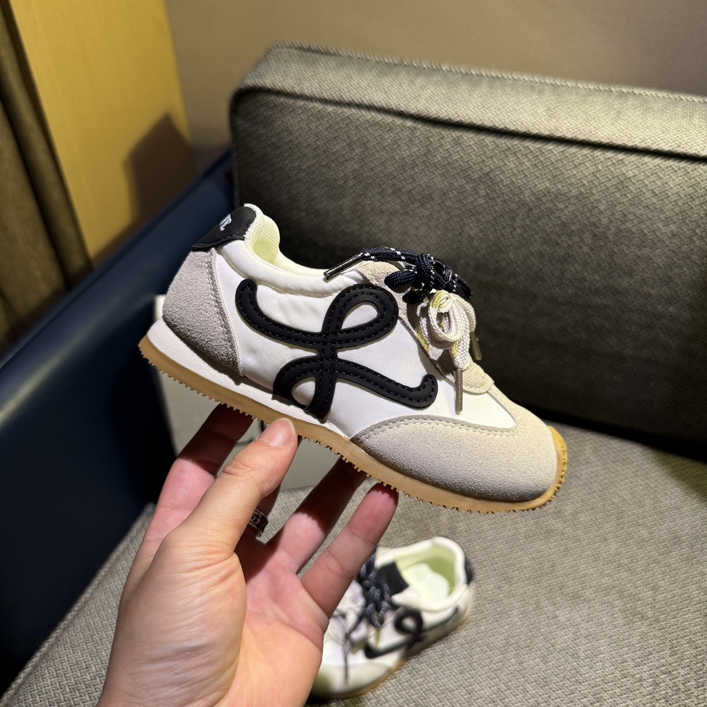 图片[4]-‼️‼️‼️ LOEWE罗意威 双色联名款（隐形魔术贴） 尺码：27-37码 经典系列🆕 优质尼龙拼接，质感满满💯 低帮款式 透气又舒适☁️ 魔术贴设计，穿脱超方便✔️-选品中心