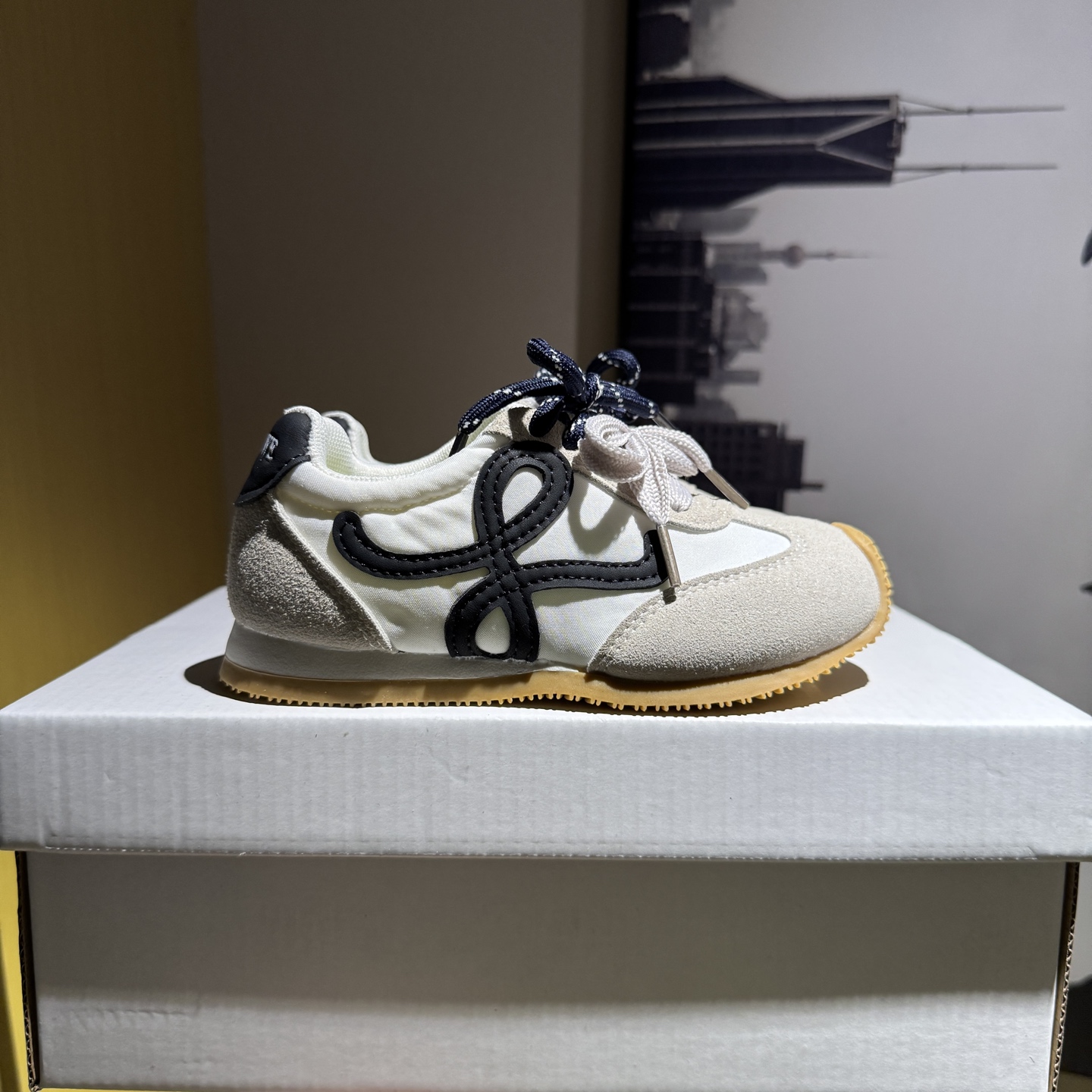 图片[9]-‼️‼️‼️ LOEWE罗意威 双色联名款（隐形魔术贴） 尺码：27-37码 经典系列🆕 优质尼龙拼接，质感满满💯 低帮款式 透气又舒适☁️ 魔术贴设计，穿脱超方便✔️-选品中心