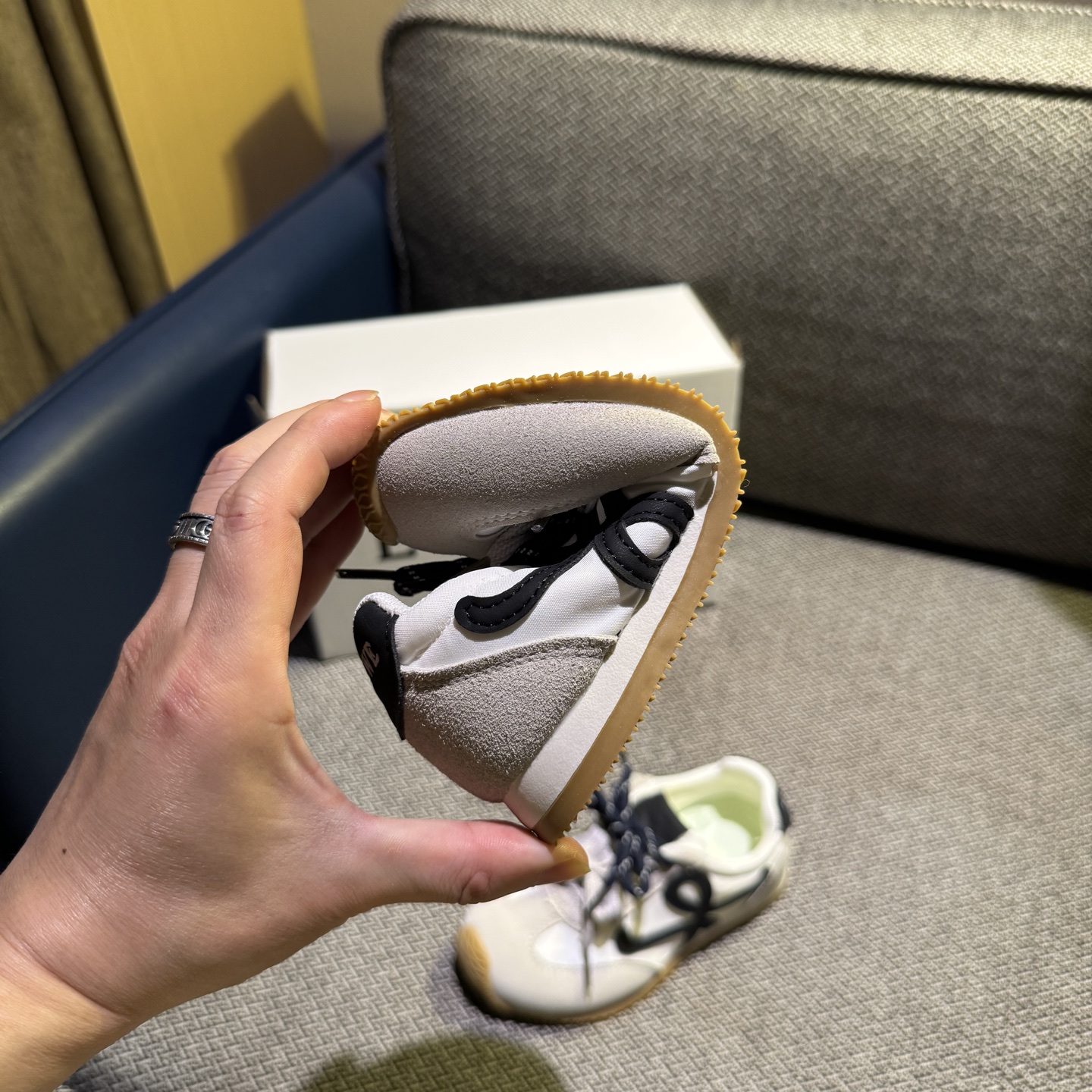 图片[7]-‼️‼️‼️ LOEWE罗意威 双色联名款（隐形魔术贴） 尺码：27-37码 经典系列🆕 优质尼龙拼接，质感满满💯 低帮款式 透气又舒适☁️ 魔术贴设计，穿脱超方便✔️-选品中心