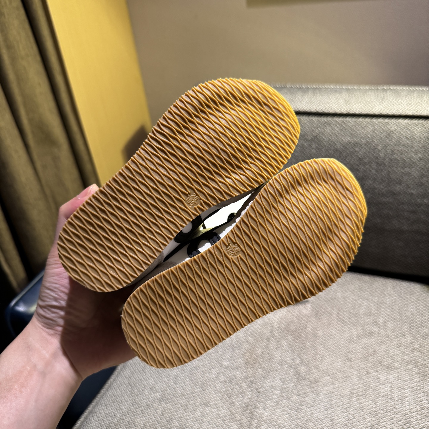 图片[8]-‼️‼️‼️ LOEWE罗意威 双色联名款（隐形魔术贴） 尺码：27-37码 经典系列🆕 优质尼龙拼接，质感满满💯 低帮款式 透气又舒适☁️ 魔术贴设计，穿脱超方便✔️-选品中心