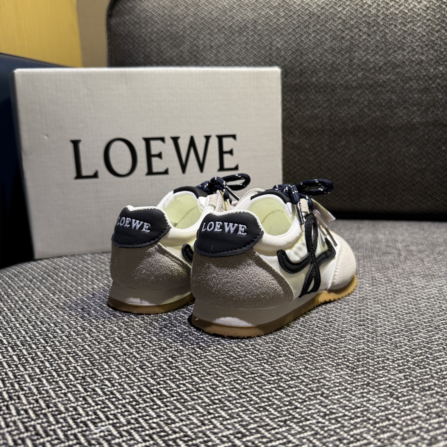 图片[3]-‼️‼️‼️ LOEWE罗意威 双色联名款（隐形魔术贴） 尺码：27-37码 经典系列🆕 优质尼龙拼接，质感满满💯 低帮款式 透气又舒适☁️ 魔术贴设计，穿脱超方便✔️-选品中心