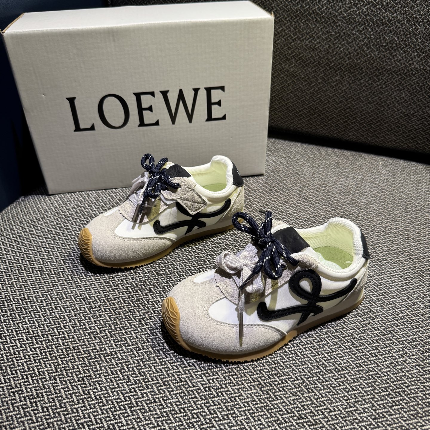 图片[2]-‼️‼️‼️ LOEWE罗意威 双色联名款（隐形魔术贴） 尺码：27-37码 经典系列🆕 优质尼龙拼接，质感满满💯 低帮款式 透气又舒适☁️ 魔术贴设计，穿脱超方便✔️-选品中心