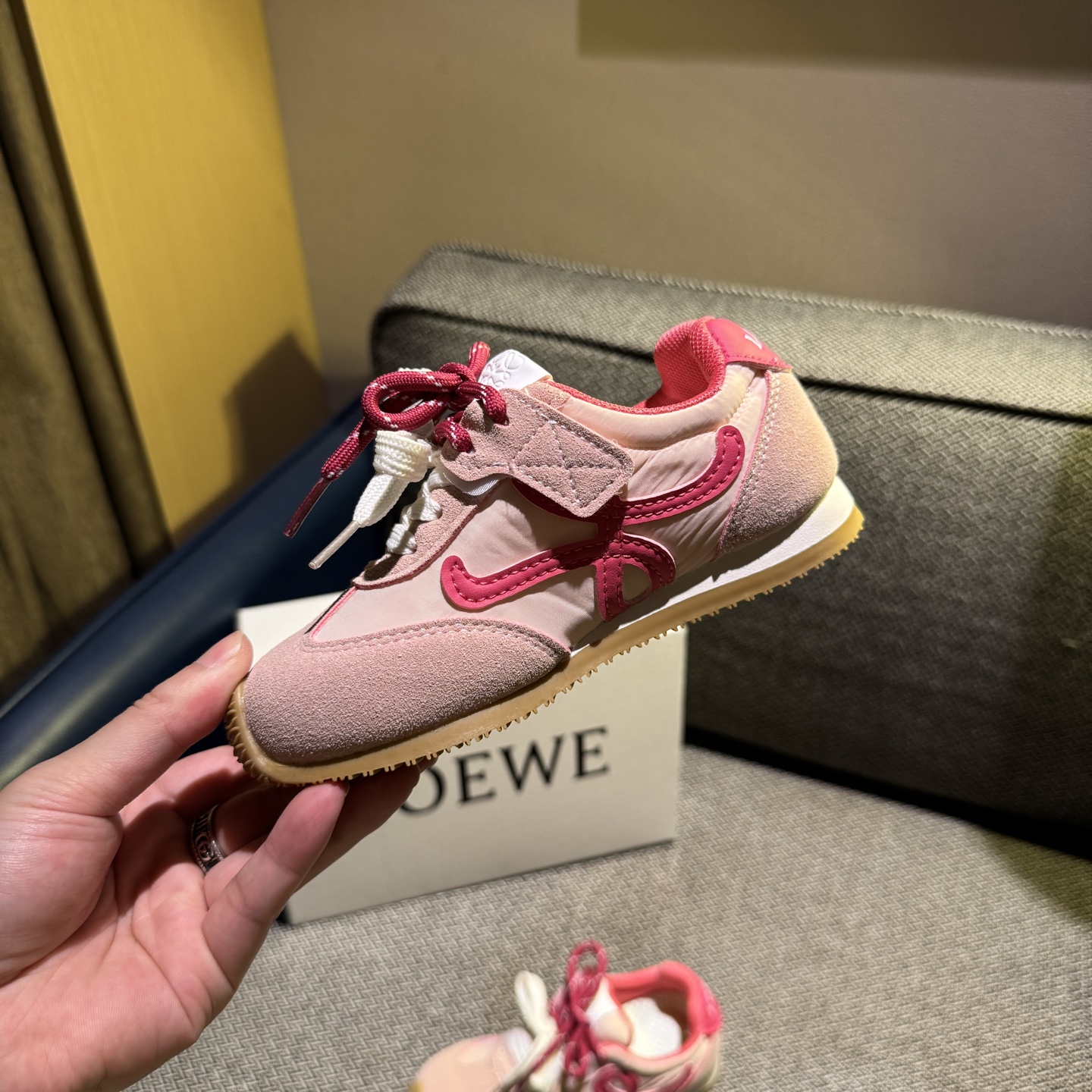 图片[6]-‼️‼️‼️ LOEWE罗意威 双色联名款（隐形魔术贴） 尺码：27-37码 经典系列🆕 优质尼龙拼接，质感满满💯 低帮款式 透气又舒适☁️ 魔术贴设计，穿脱超方便✔️-选品中心