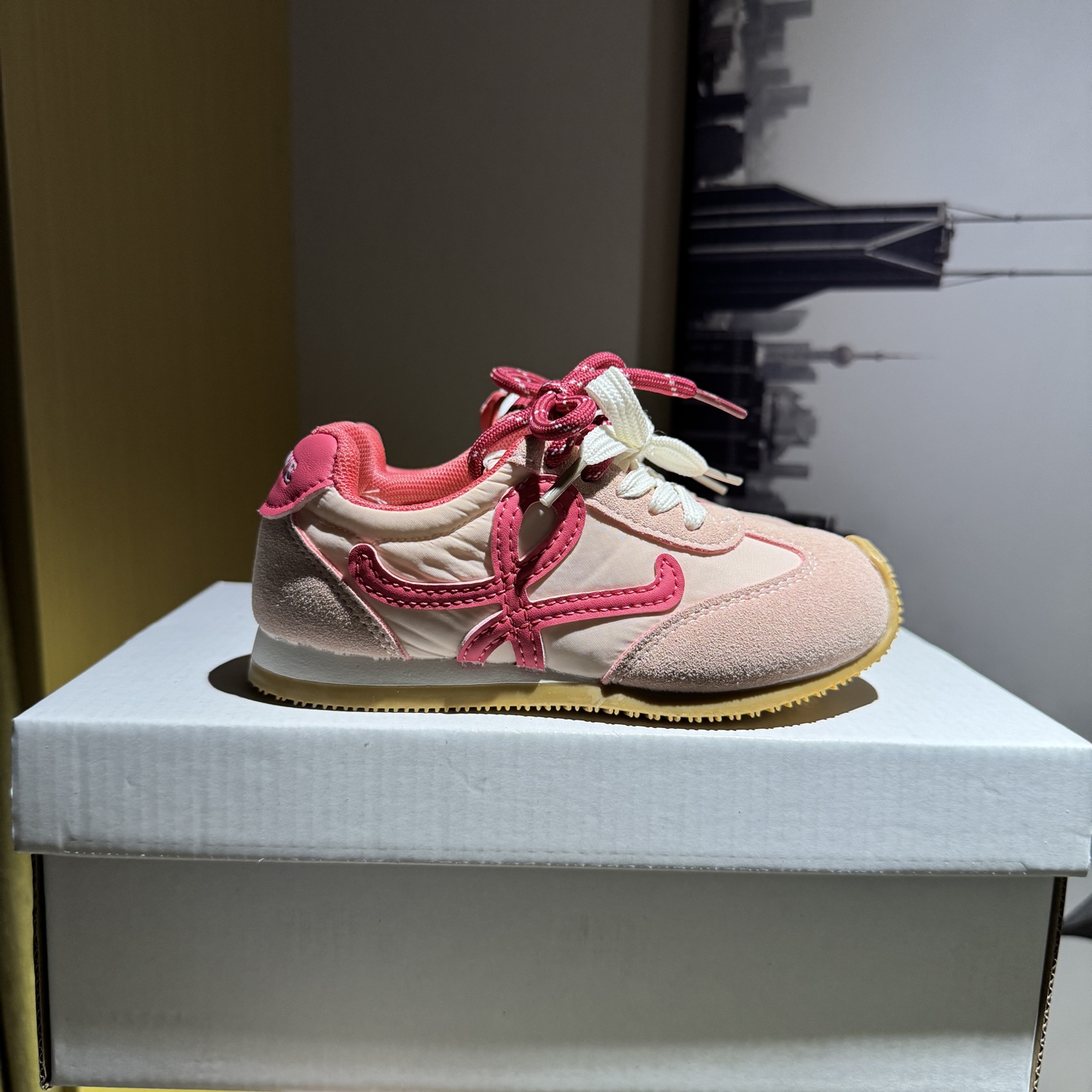 图片[9]-‼️‼️‼️ LOEWE罗意威 双色联名款（隐形魔术贴） 尺码：27-37码 经典系列🆕 优质尼龙拼接，质感满满💯 低帮款式 透气又舒适☁️ 魔术贴设计，穿脱超方便✔️-选品中心