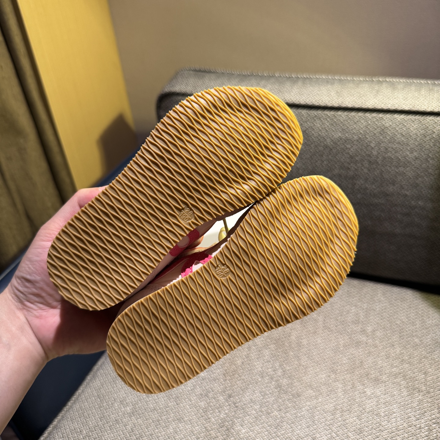 图片[8]-‼️‼️‼️ LOEWE罗意威 双色联名款（隐形魔术贴） 尺码：27-37码 经典系列🆕 优质尼龙拼接，质感满满💯 低帮款式 透气又舒适☁️ 魔术贴设计，穿脱超方便✔️-选品中心