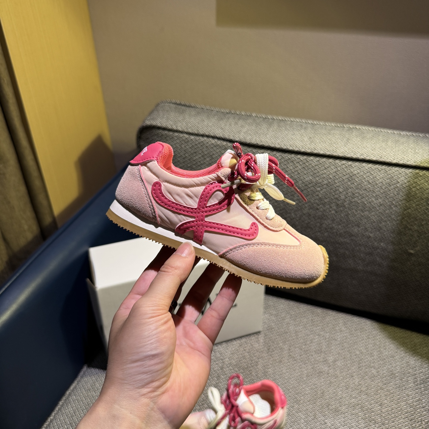 图片[4]-‼️‼️‼️ LOEWE罗意威 双色联名款（隐形魔术贴） 尺码：27-37码 经典系列🆕 优质尼龙拼接，质感满满💯 低帮款式 透气又舒适☁️ 魔术贴设计，穿脱超方便✔️-选品中心