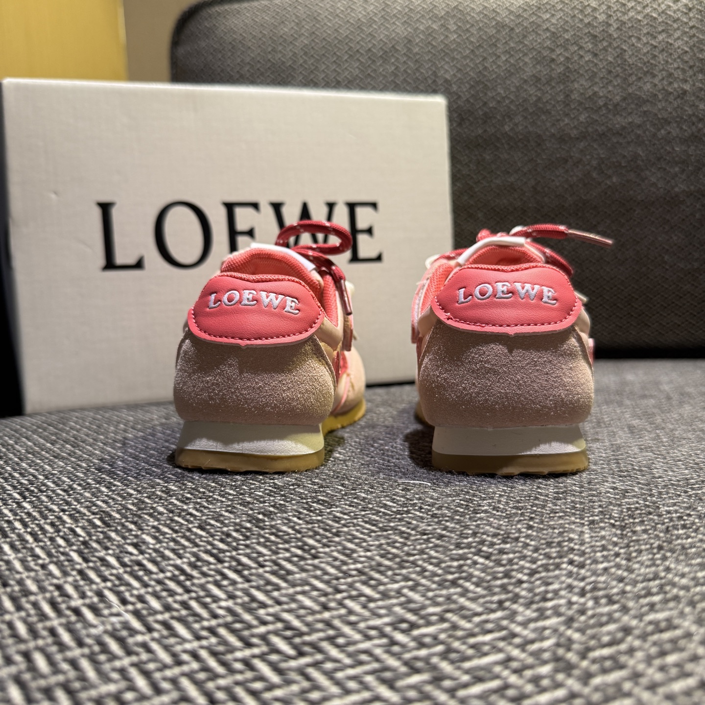 图片[3]-‼️‼️‼️ LOEWE罗意威 双色联名款（隐形魔术贴） 尺码：27-37码 经典系列🆕 优质尼龙拼接，质感满满💯 低帮款式 透气又舒适☁️ 魔术贴设计，穿脱超方便✔️-选品中心