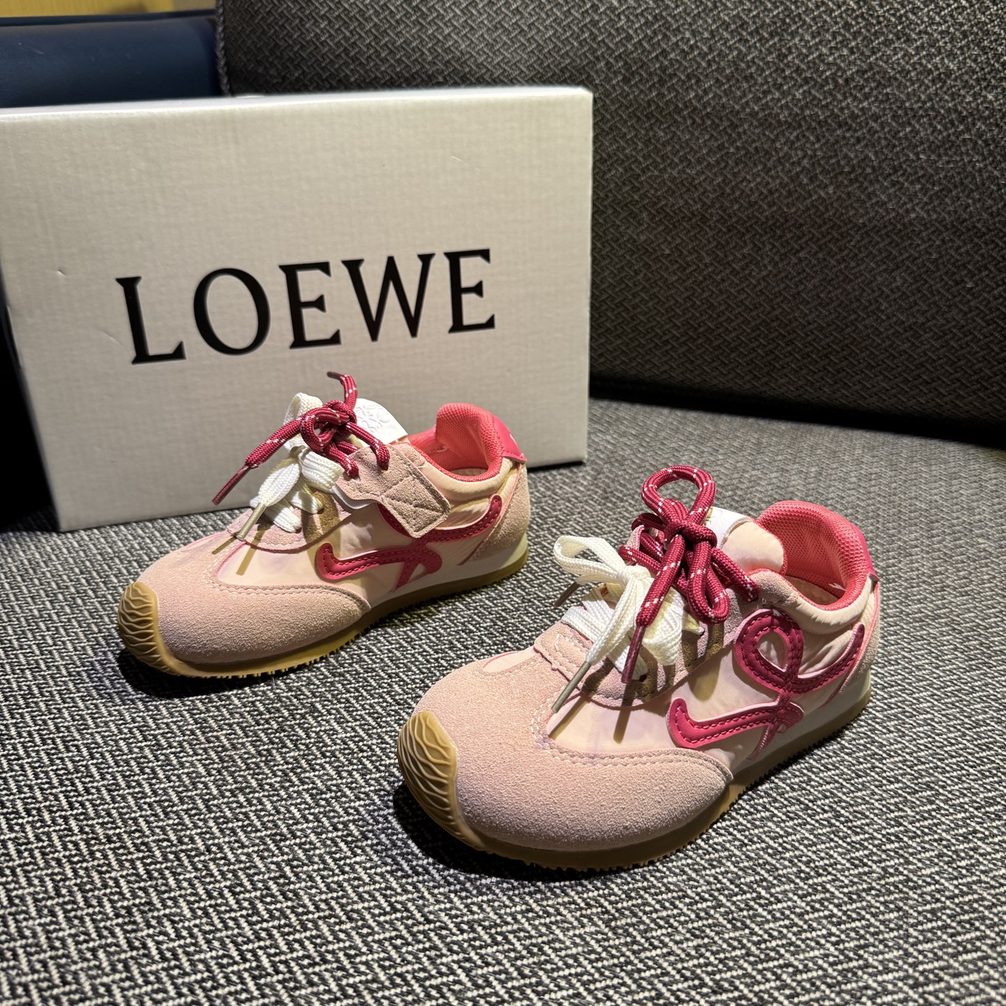 ‼️‼️‼️ LOEWE罗意威 双色联名款（隐形魔术贴） 尺码：27-37码 经典系列🆕 优质尼龙拼接，质感满满💯 低帮款式 透气又舒适☁️ 魔术贴设计，穿脱超方便✔️-选品中心