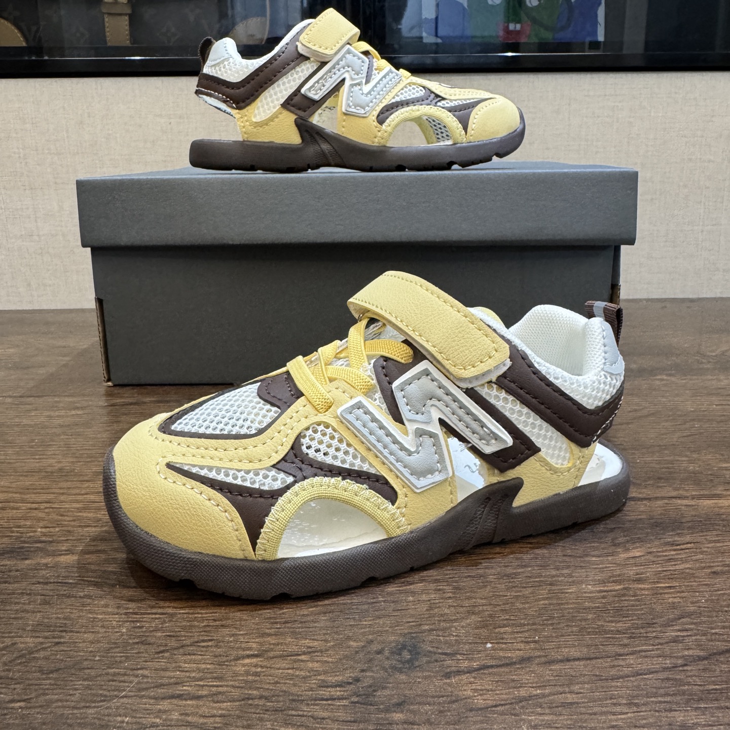 图片[8]-MIU MIU联名款魔术贴儿童沙滩凉鞋26-37码 🌟\”夏日必备！凉鞋的新魔法✨：踩沙不止乐趣，舒适度MAX !\” 🏖️想象一下，炎炎夏日，孩子们在金色沙滩上自由奔跑，每一步都留下快乐的脚印。-选品中心