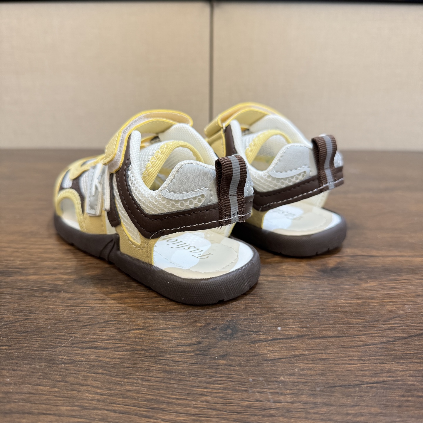 图片[3]-MIU MIU联名款魔术贴儿童沙滩凉鞋26-37码 🌟\”夏日必备！凉鞋的新魔法✨：踩沙不止乐趣，舒适度MAX !\” 🏖️想象一下，炎炎夏日，孩子们在金色沙滩上自由奔跑，每一步都留下快乐的脚印。-选品中心