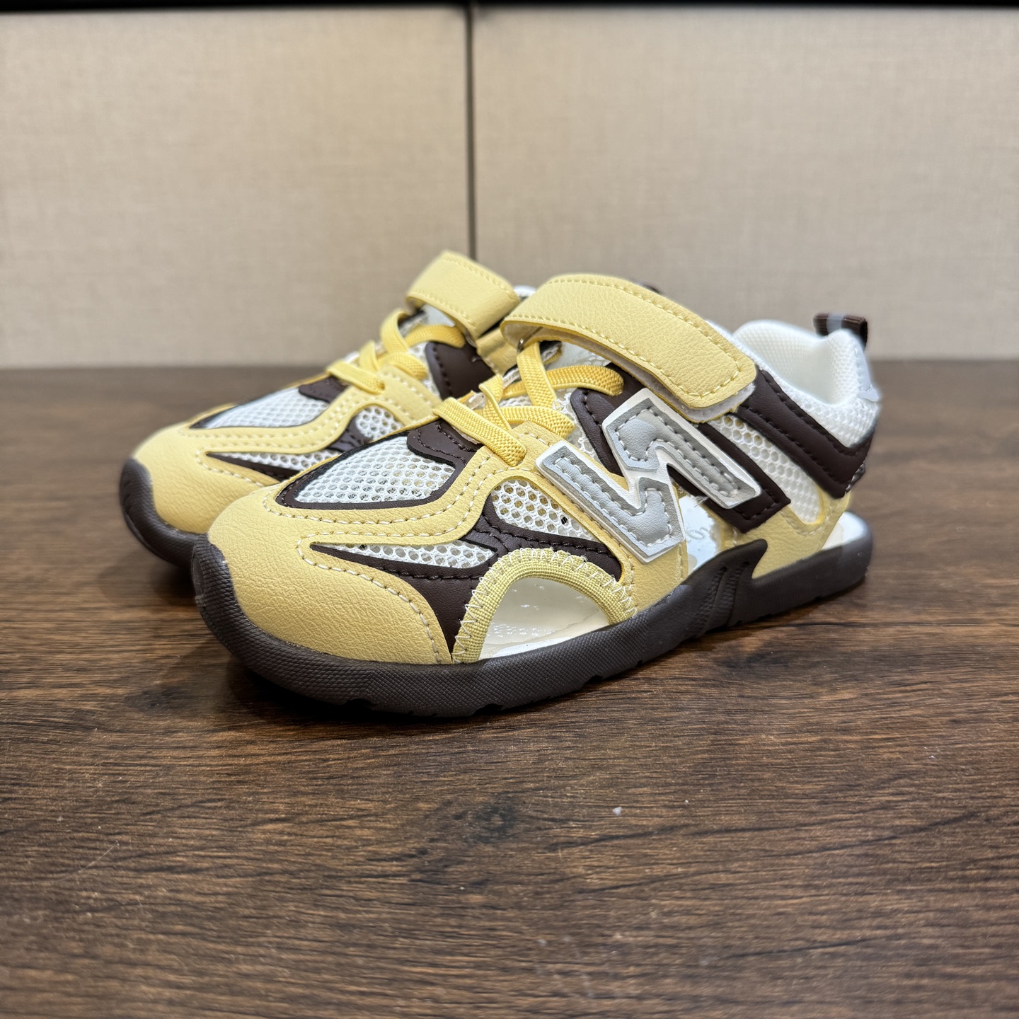 图片[2]-MIU MIU联名款魔术贴儿童沙滩凉鞋26-37码 🌟\”夏日必备！凉鞋的新魔法✨：踩沙不止乐趣，舒适度MAX !\” 🏖️想象一下，炎炎夏日，孩子们在金色沙滩上自由奔跑，每一步都留下快乐的脚印。-选品中心